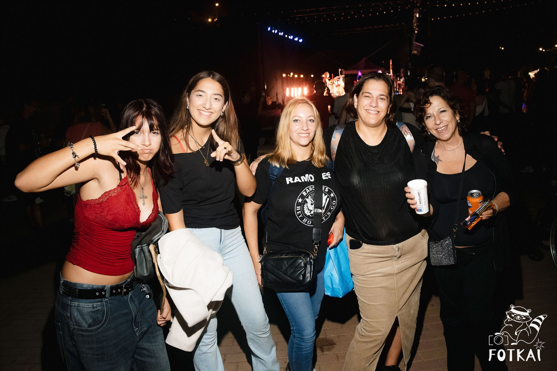 Фотоотчёт Street Food Market Torrevieja — Seguridad Social & Las Hienas DJs | FOTKAI