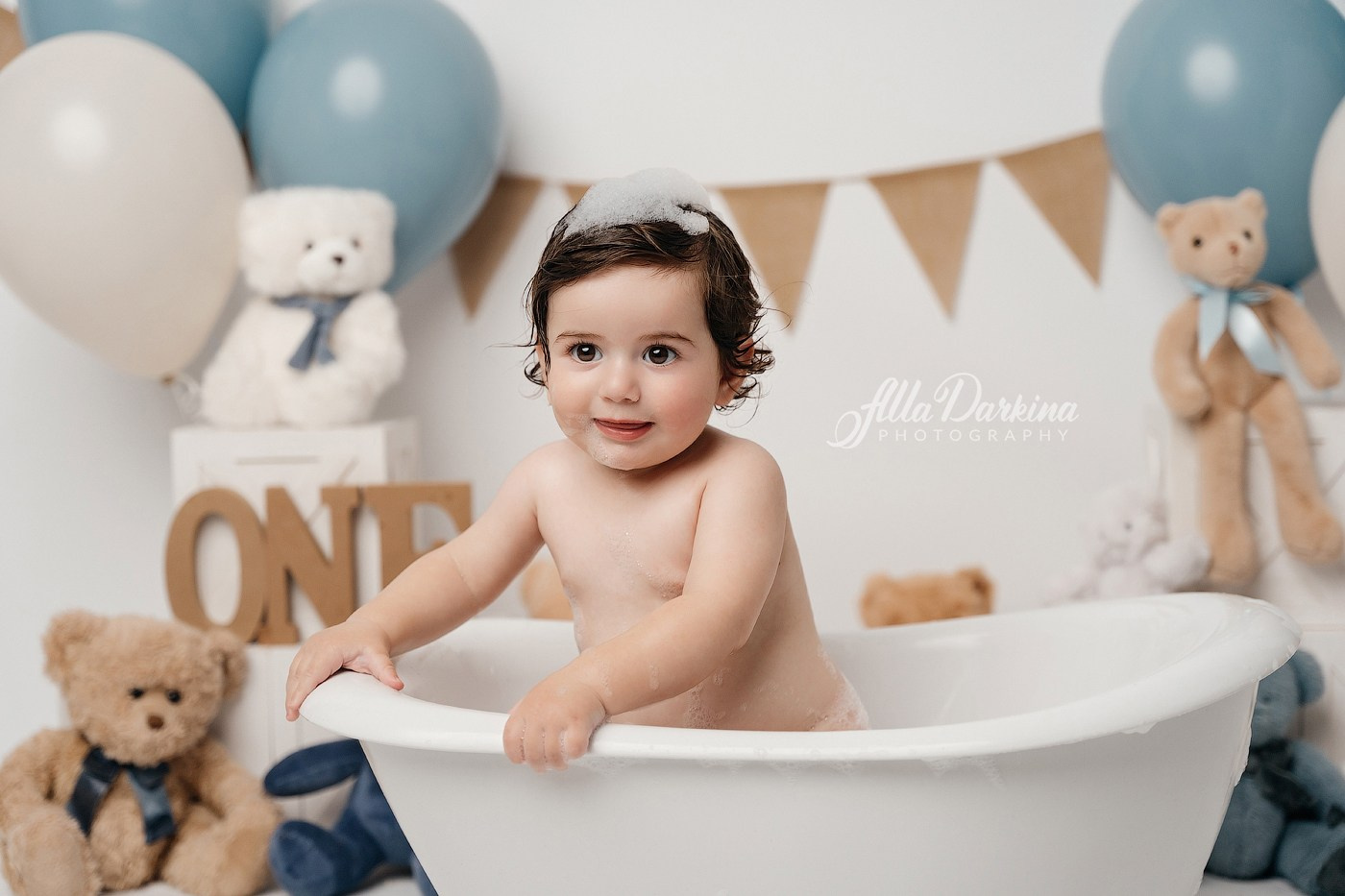 Teddy bear cake smash session. Newborn and family photographer. Hills District. Sydney
