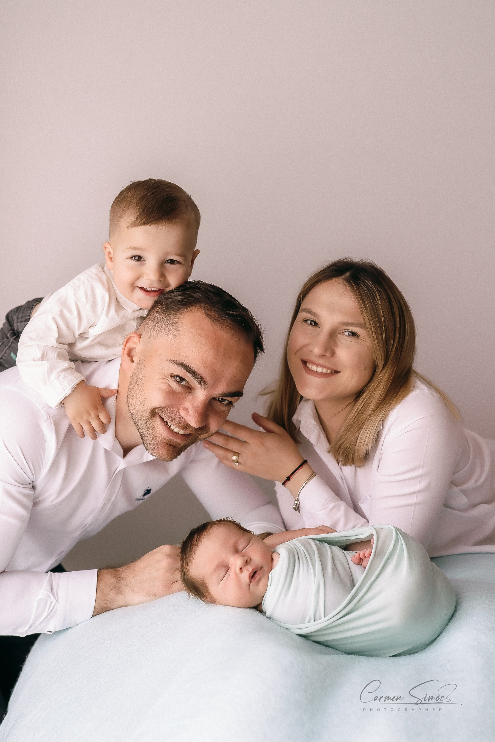 Servicii foto. Fotograf de familie, evenimente, produs și brand personal în Zalau, Cluj-Napoca Carmen Simoc