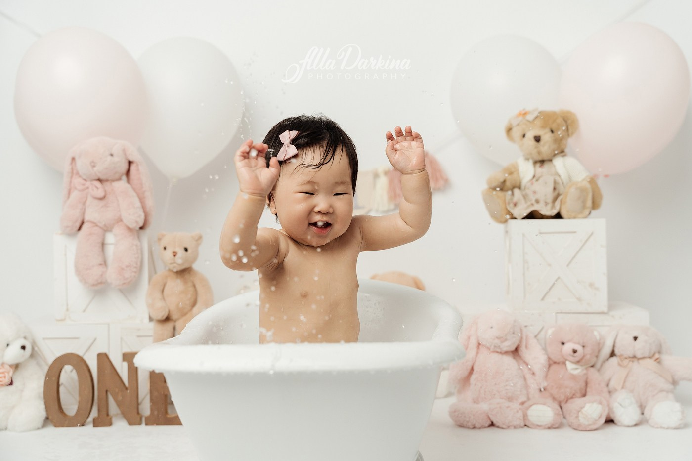 Cake smash session. Newborn and family photographer. Hills District. Sydney
