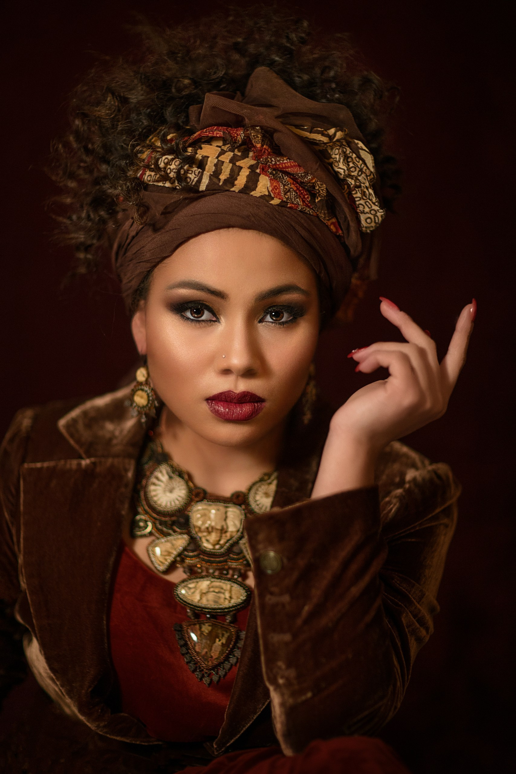 Арт-портрет женщины в этническом образе с золотыми украшениями и тюрбаном