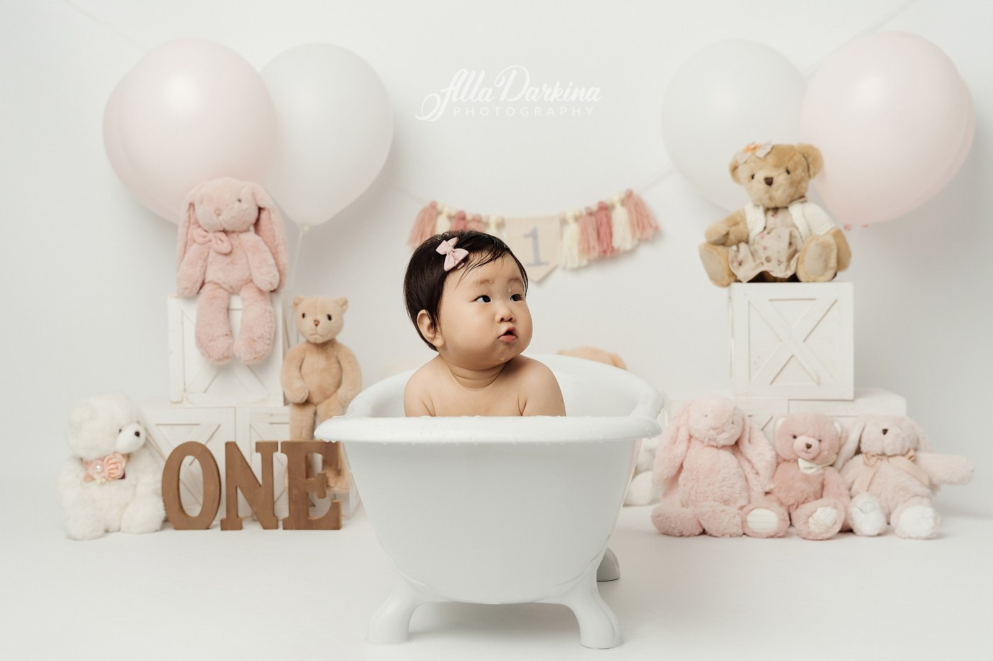 Cake smash session. Newborn and family photographer. Hills District. Sydney