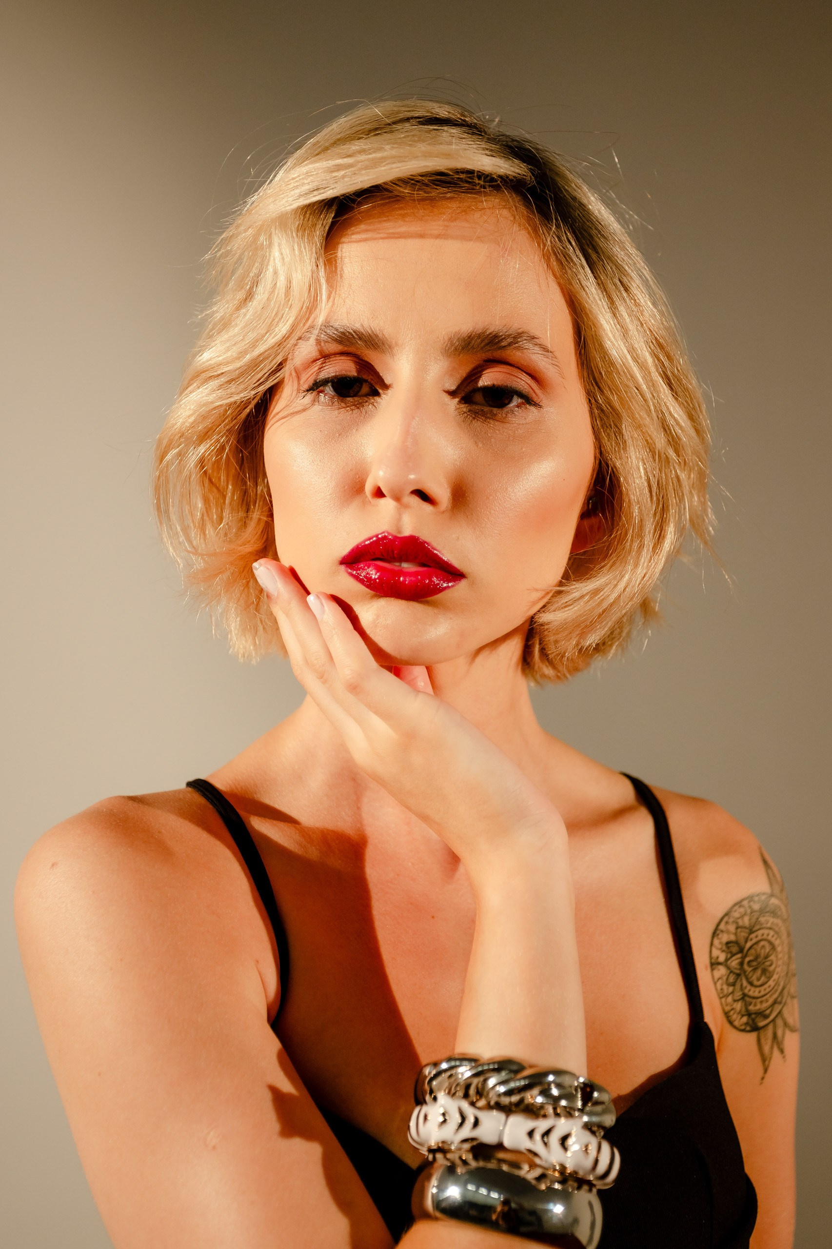 Fotografia de ensaio feminino em estúdio para editorial de moda em Balneário Camboriú