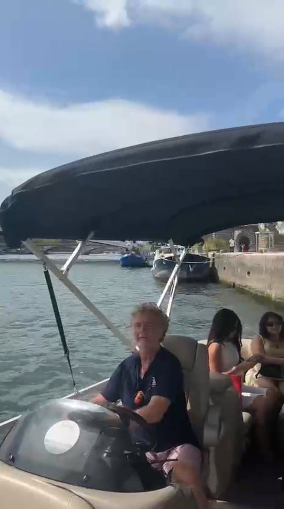 Sail, Sip & Smile: A Private Seine Cruise with Your Personal Photographer & Filmmaker. Photographe à Paris