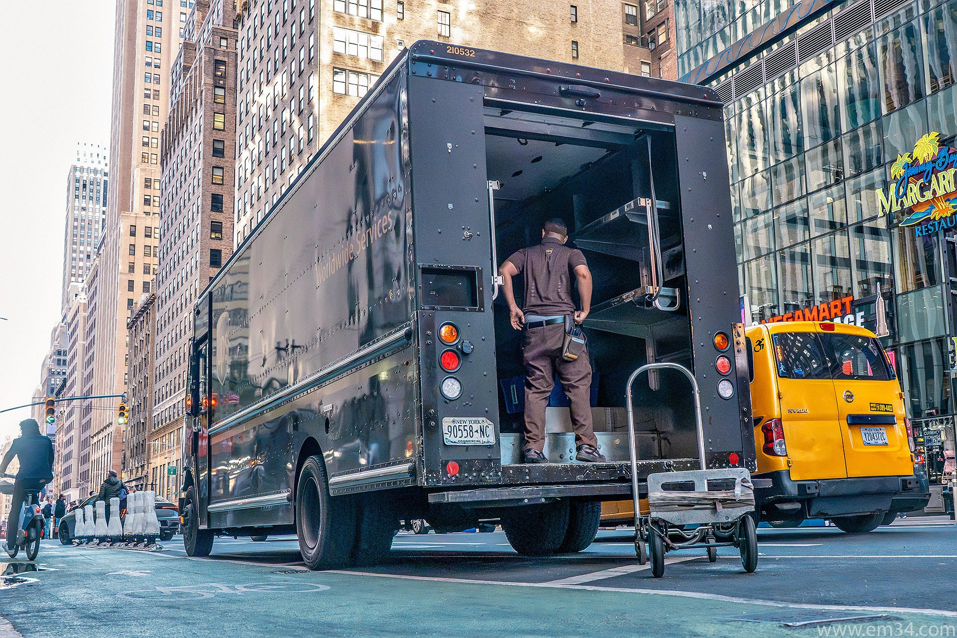 New York Street Photography: Candid Moments in Manhattan