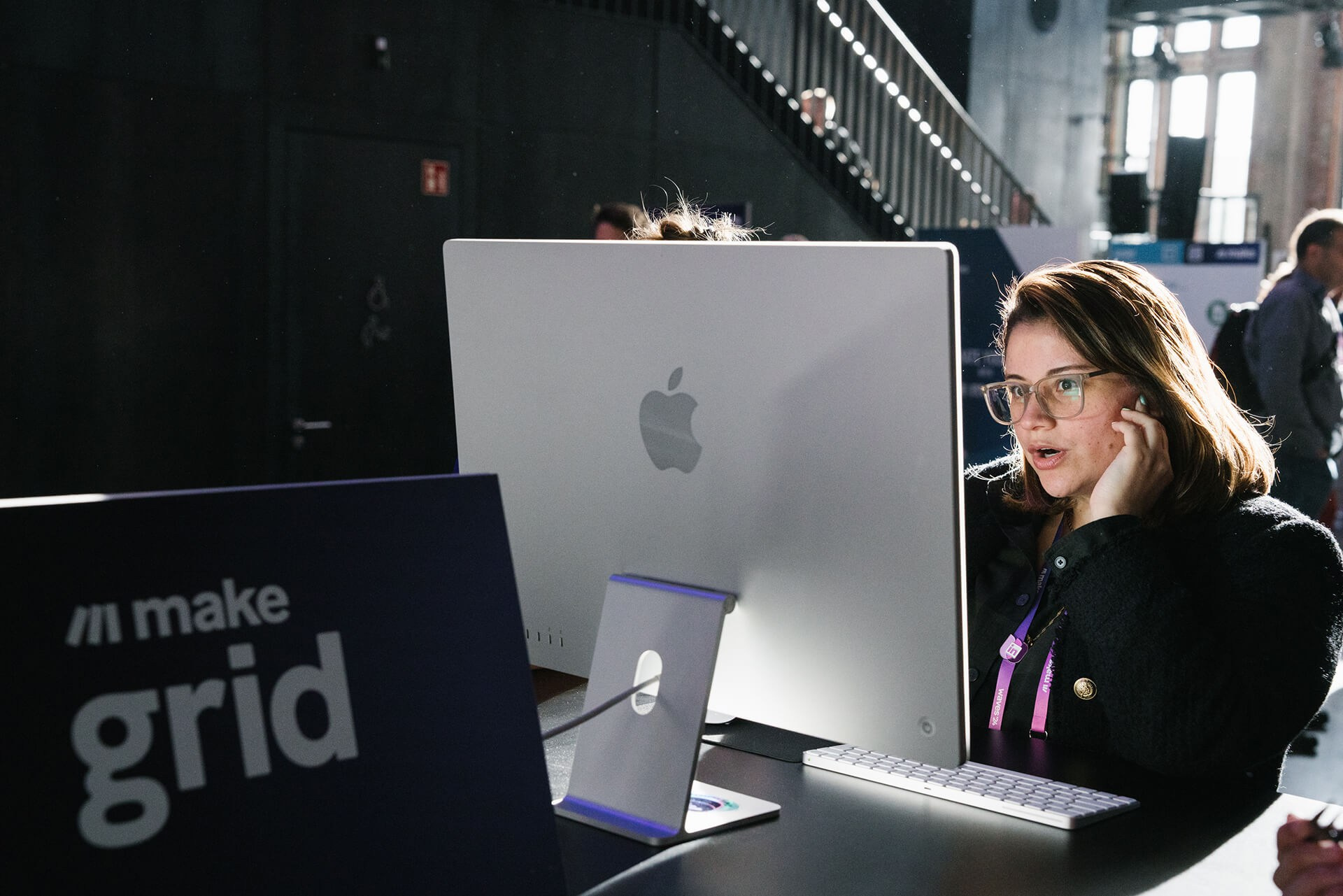 Event-Mitarbeiter arbeitet am Computer im Make-Grid-Workspace der Stadt München