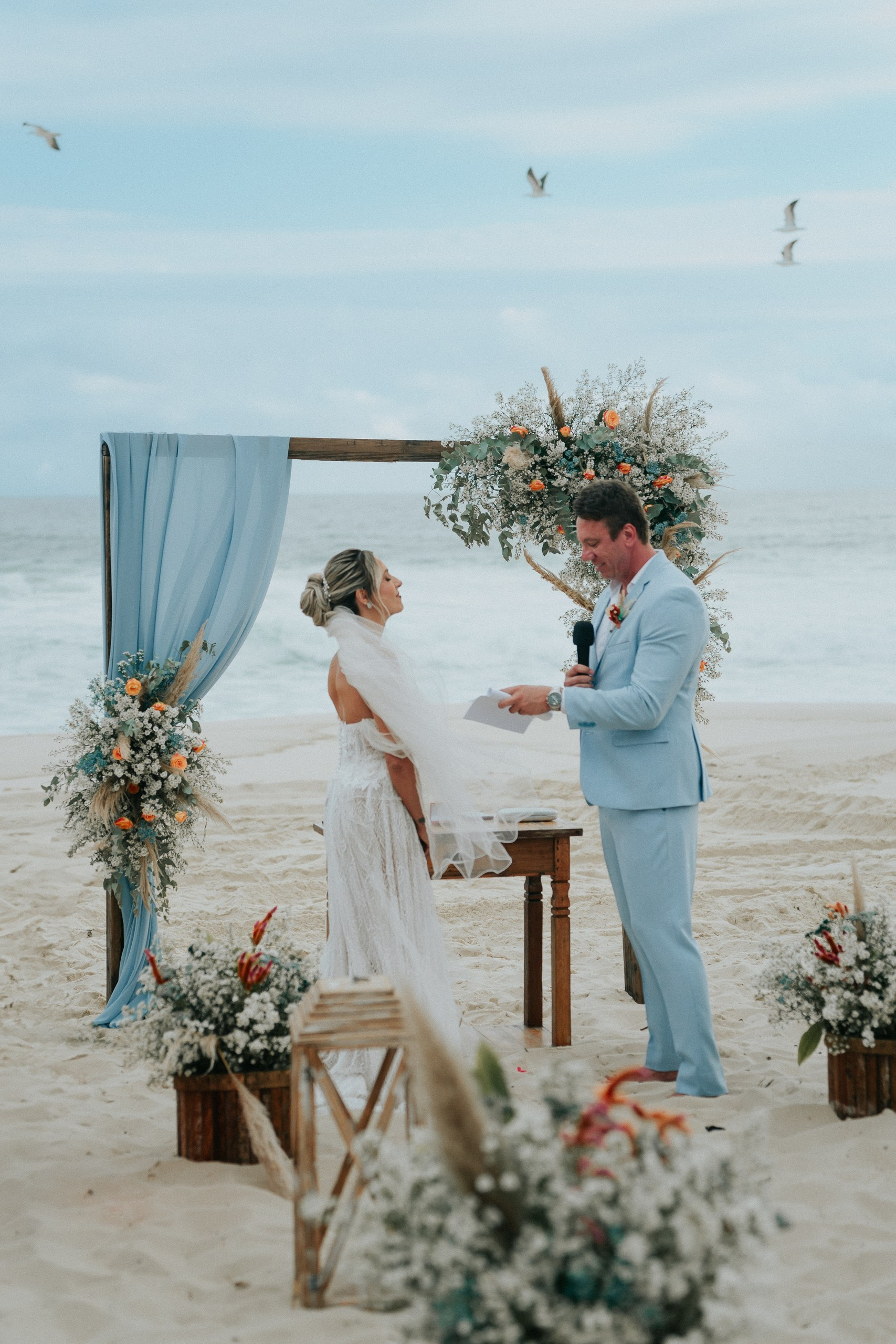 Votos de casal em destination wedding na praia da Reserva no RJ