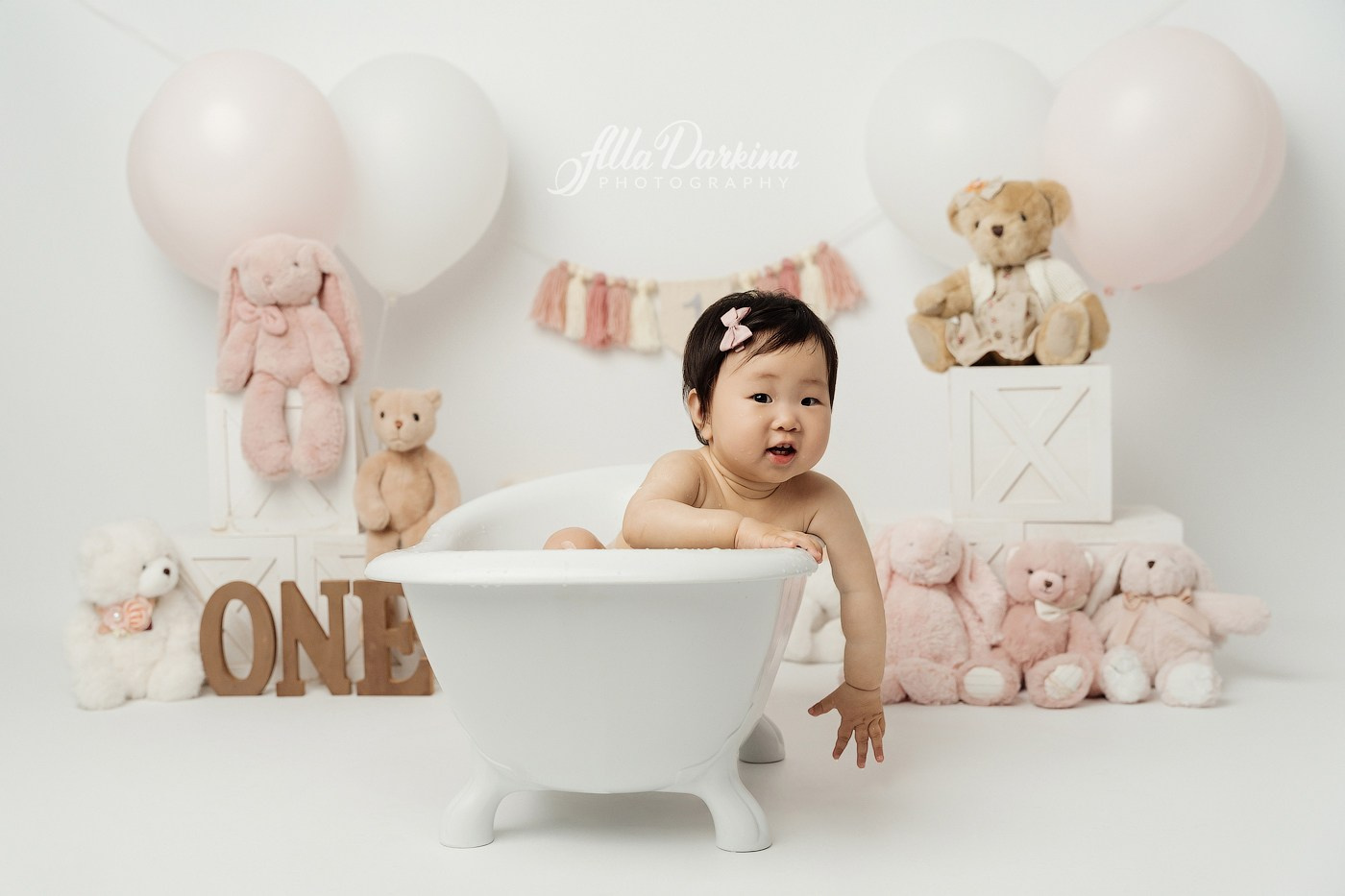 Cake smash session. Newborn and family photographer. Hills District. Sydney
