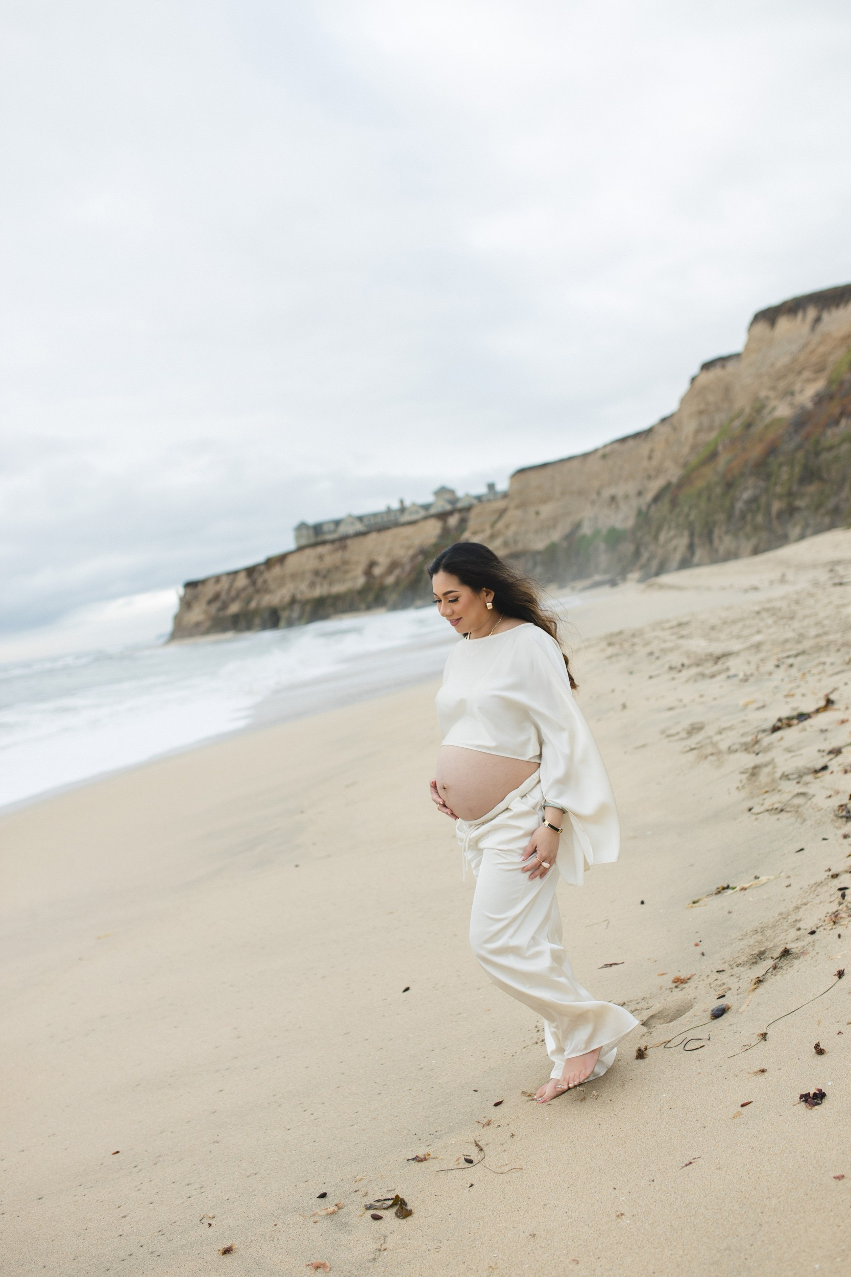 pregnancy photos at the beach of Half Moon Bay