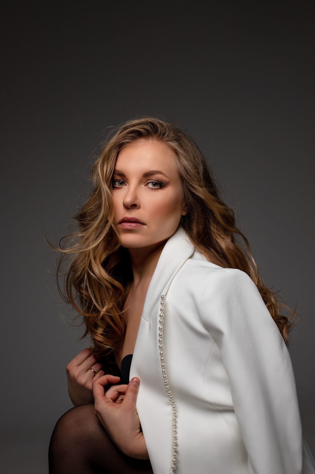 Studio und Kunstlicht shooting. Blonde Frau im weißen Anzug. Frauen Fotografie in Heilbronn, Stuttgart, Heidelberg, Öhringen.