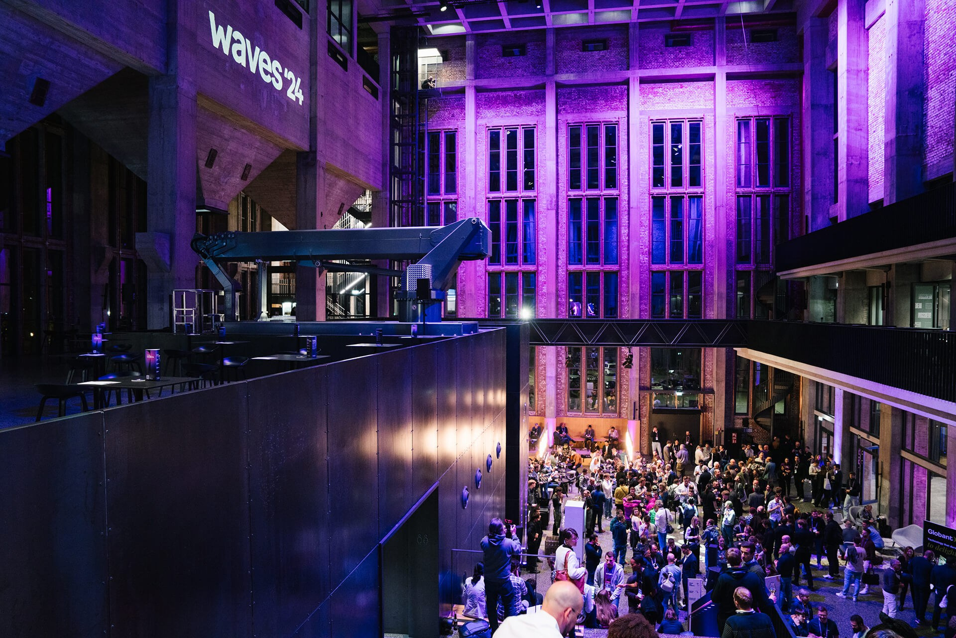 Überblick über eine volle Networking-Halle bei einem Münchner Firmenevent
