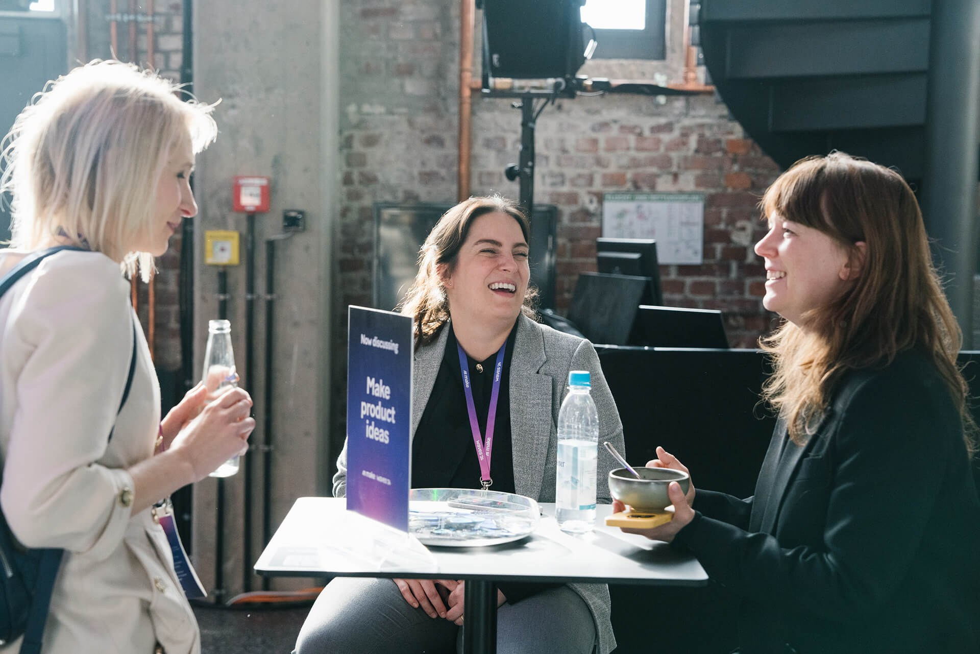 Drei Frauen netzwerken bei Kaffee während eines Business-Events in München