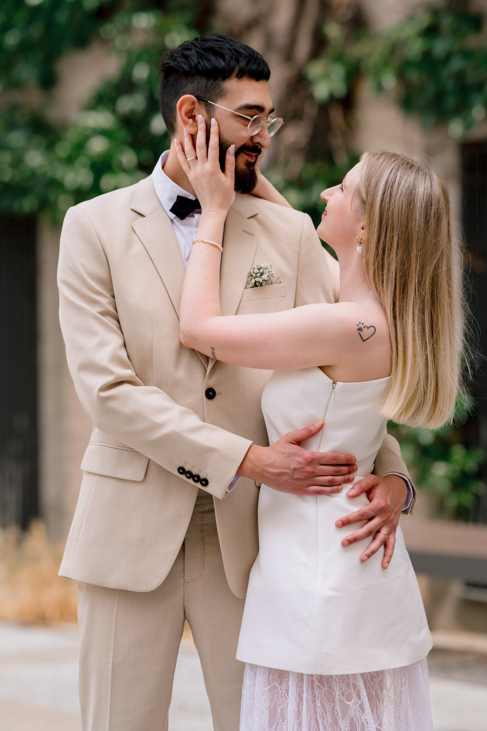 Paul und Tatjana Hand in Hand nach der Trauung am Standesamt Schweinfurt