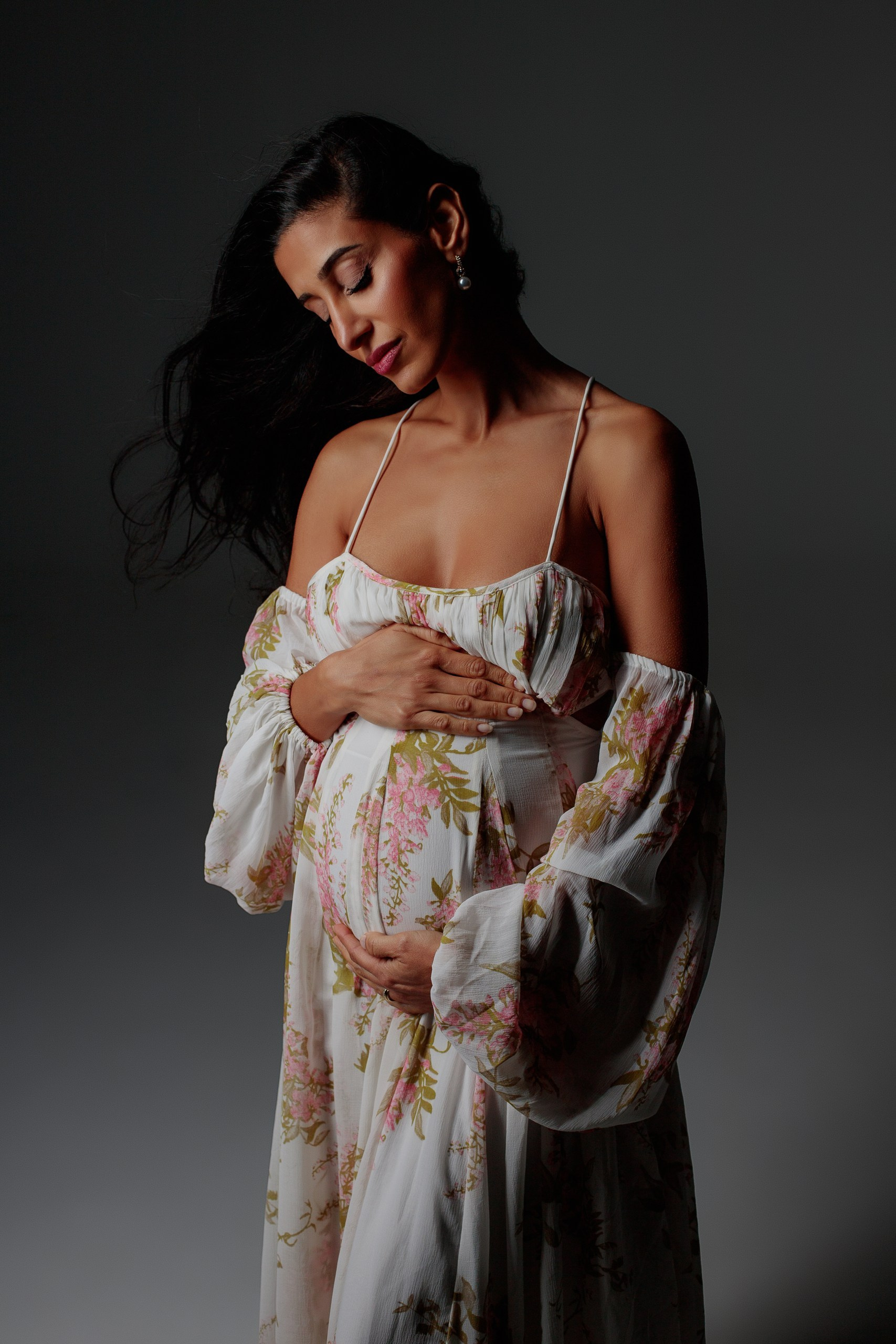 Wunderschöne Frau in der Erwartung auf Baby. Shooting der Schwangerschaft im Studio auf weisen Hohlkehle. Heilbronn, Bad Rappenau, Stuttgart