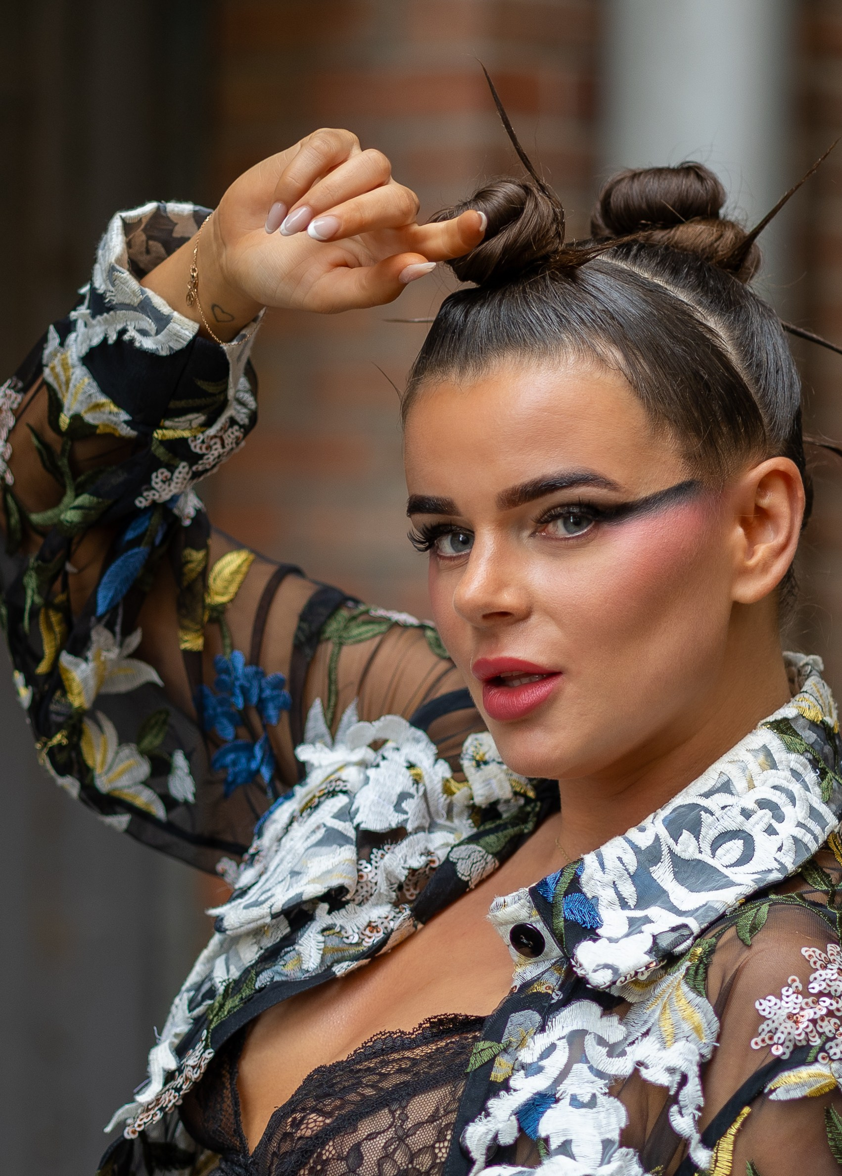 Romantische huwelijksfotografie in industriële omgeving met modern bruidspaar - Kapture Fotografie