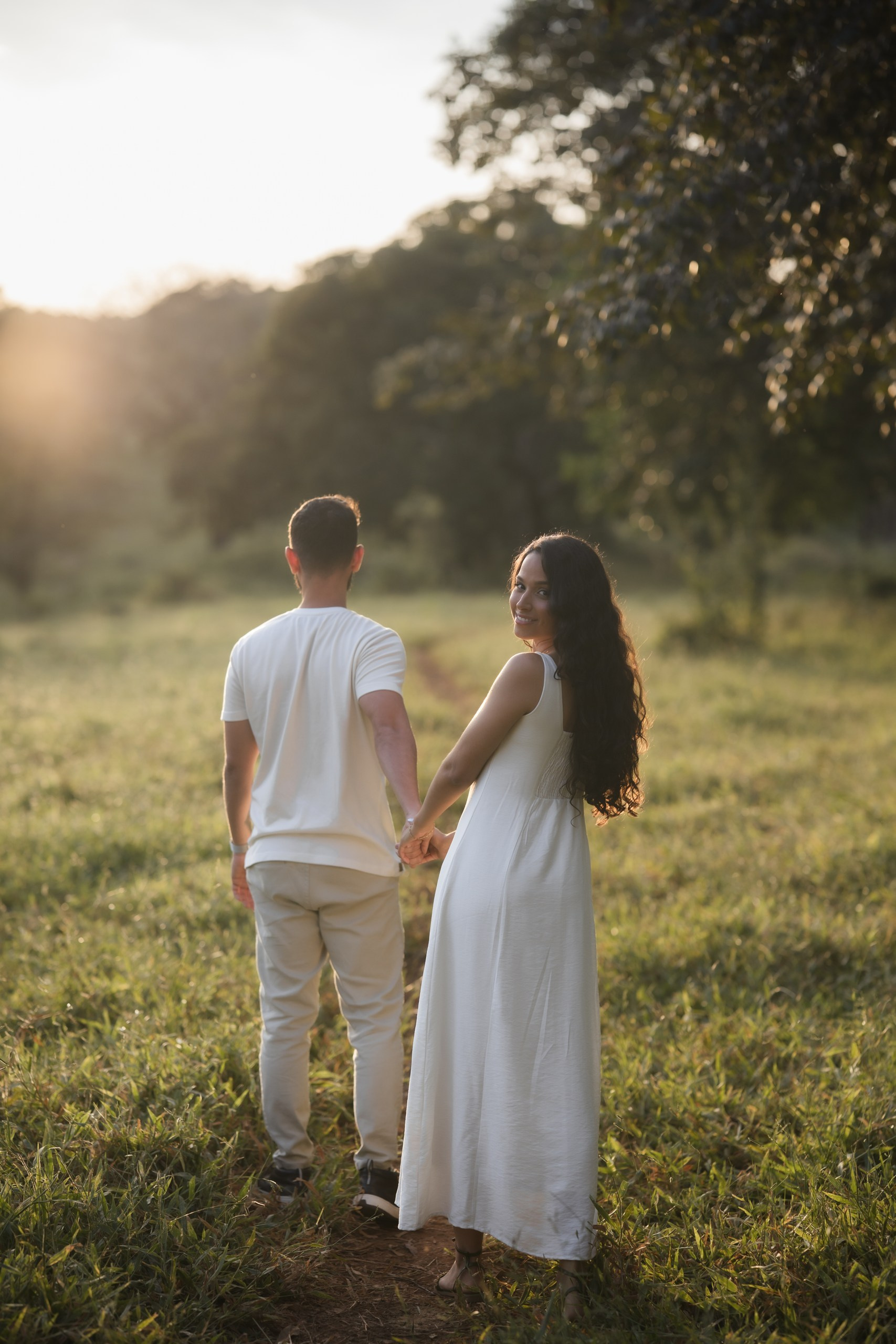 Diego e Luana em ensaio pré-wedding em Belo Horizonte, com registros naturais que revelam carinho, cumplicidade e amor.