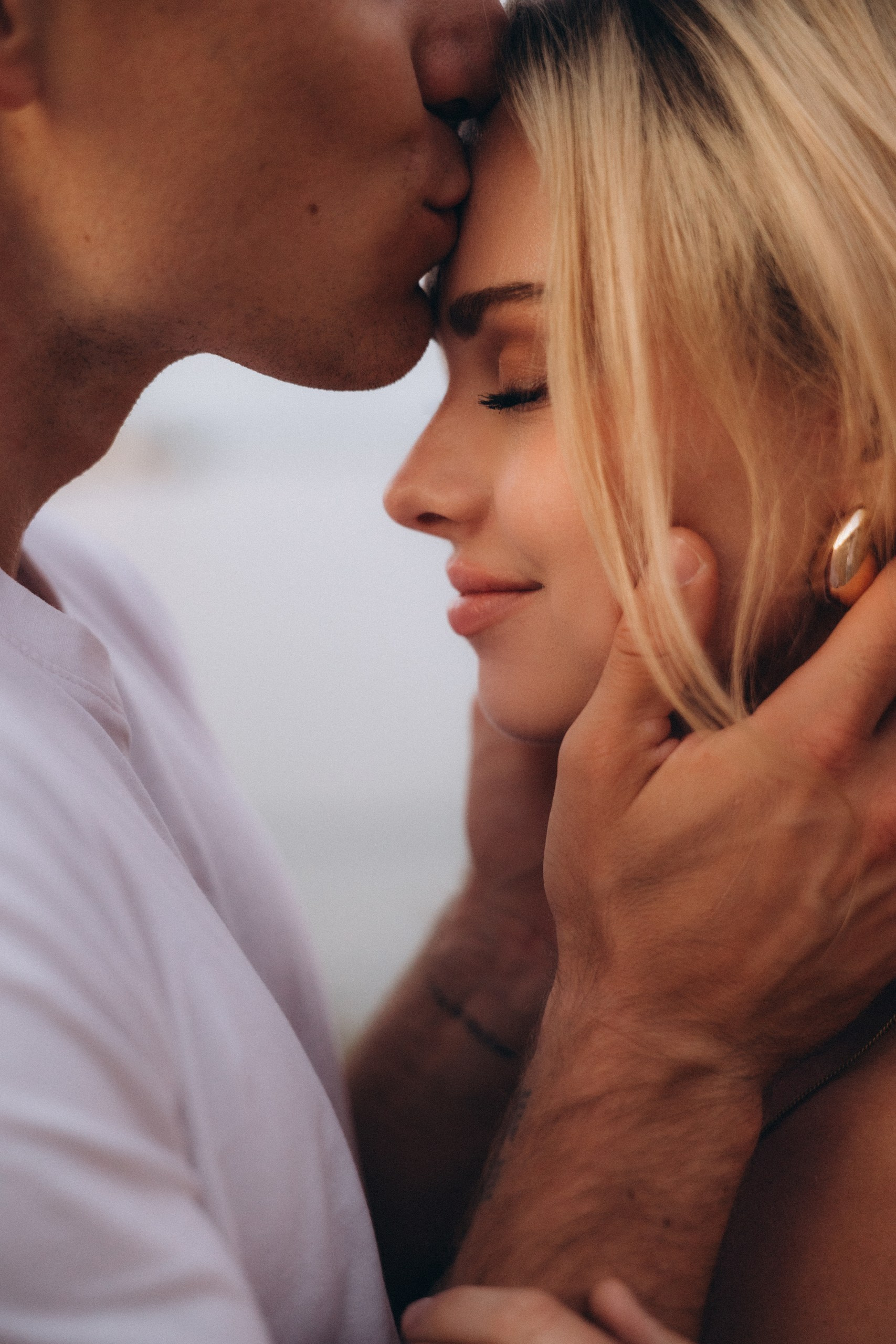 Coppia in un momento intimo durante un matrimonio intimo, fotografia naturale e romantica, Rimini Emilia-Romagna