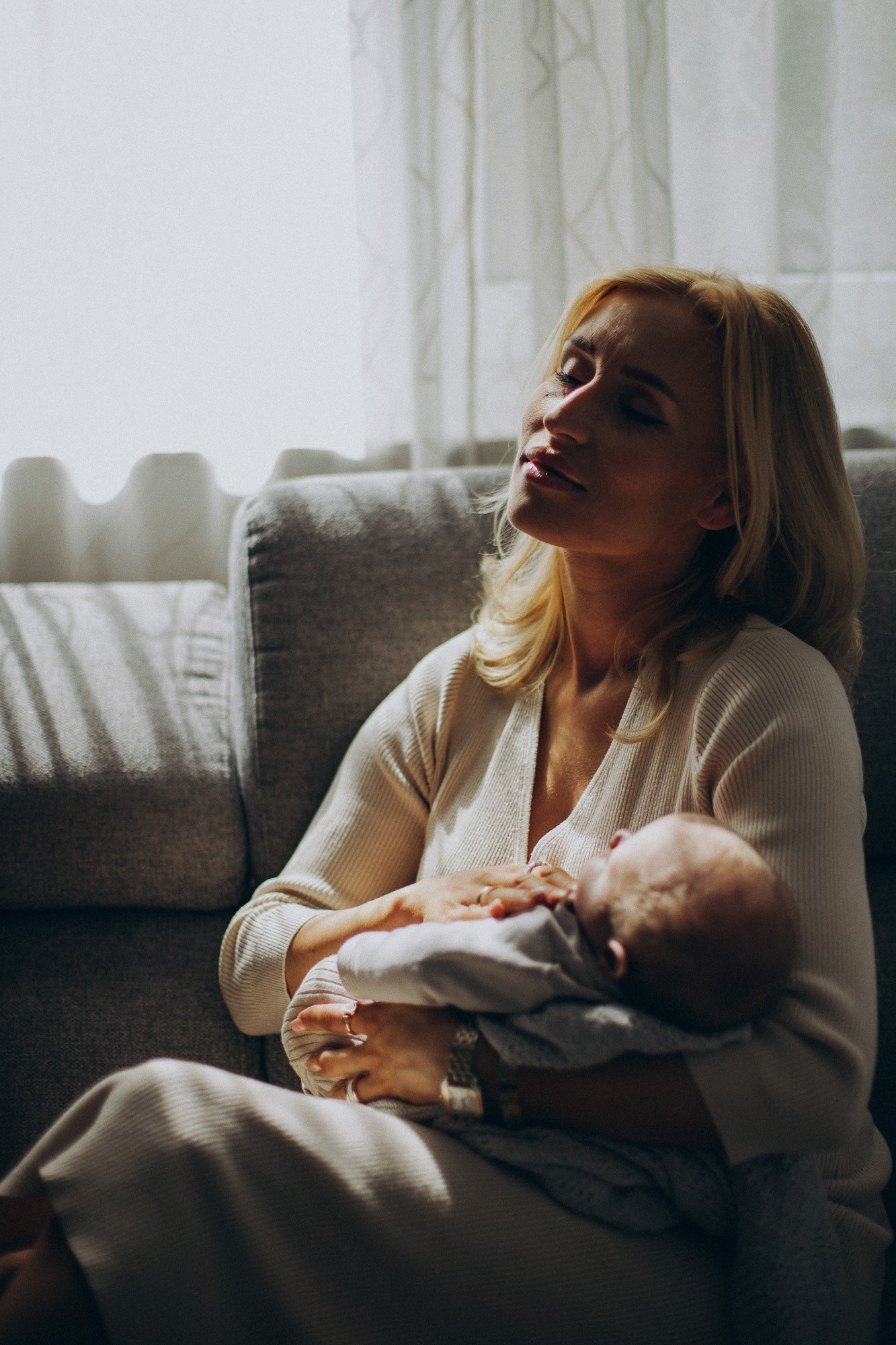Mama und Neugeborenes zuhause. Familien shooting für große Familien in Heilbronn, Stuttgart, Heidelberg, Öhringen