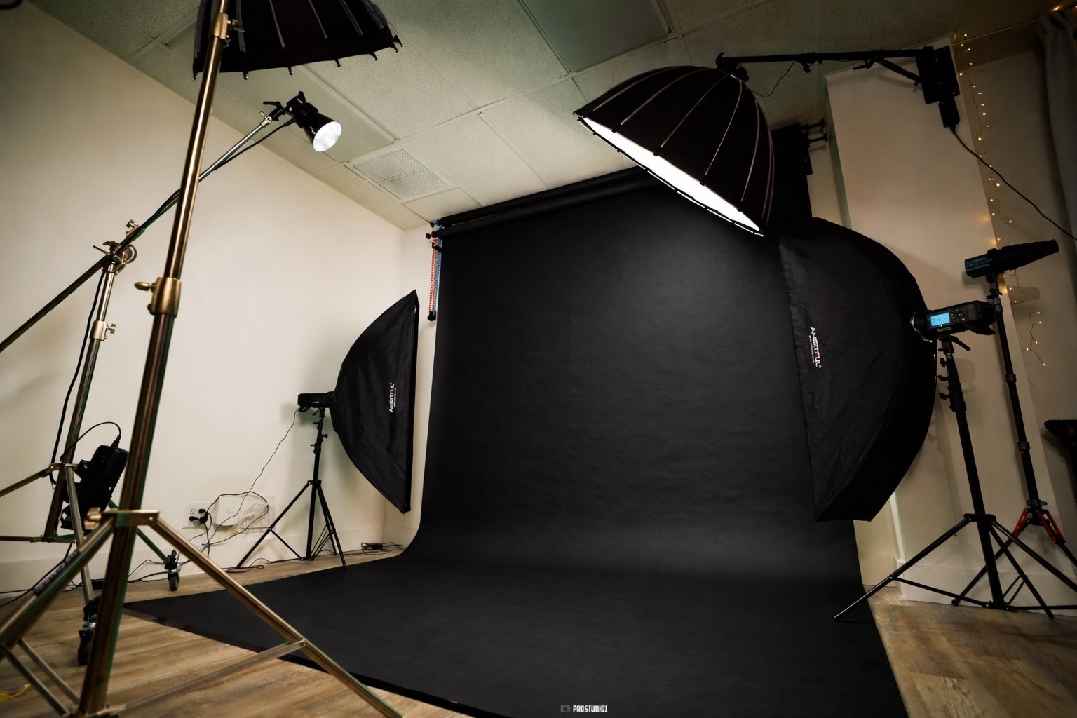 Set con fondo negro infinito vacío iluminado por dos flashes softbox de estudio cerca de Miami