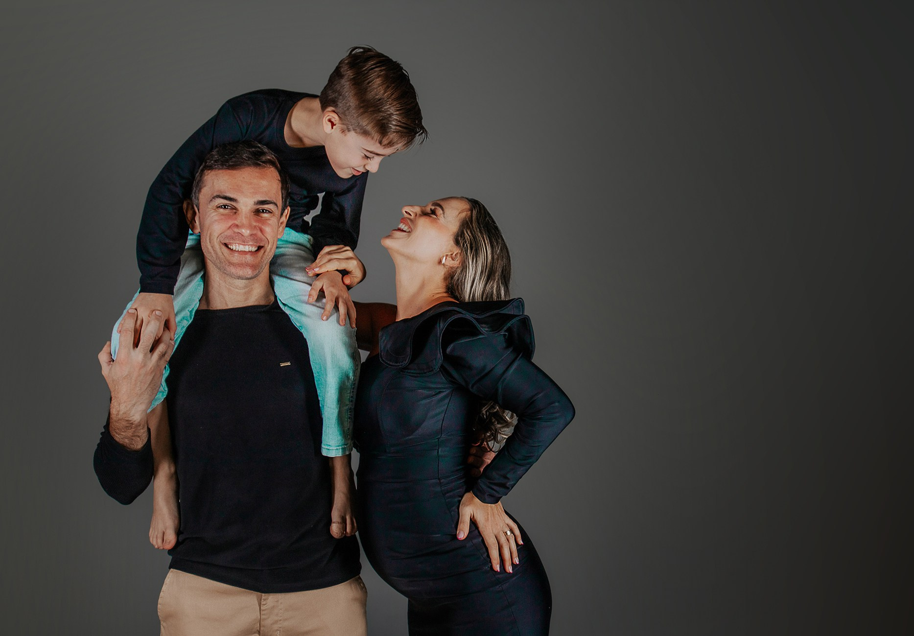Foto familia em ensaio de estúdio