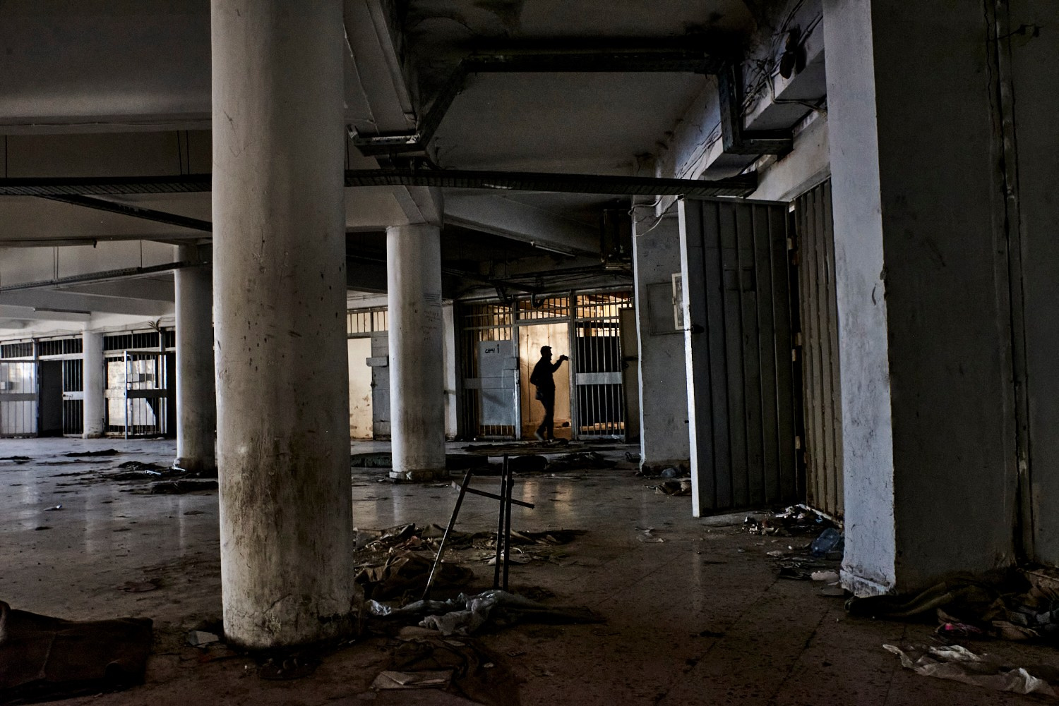 Saydnaya, 18 décembre 2024 – Un homme explore les cellules de la prison de Saydnaya. Le centre pénitencier, connu et redouté par tous les Syriens sous la dictature de Bachar al-Assad, est devenu le symbole de la barbarie du régime déchu.