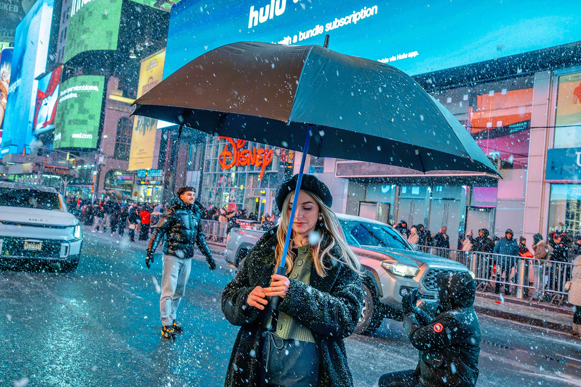 New York City Snowfall Street Photography — Night Winter Scenes Capturing Emotions, Reactions & Euphoria of Falling Snow. Emin Kuliyev — Award-Winning Wedding Photojournalist NYC & USA | Best Wedding Photographer Known for Candid, Timeless Moments