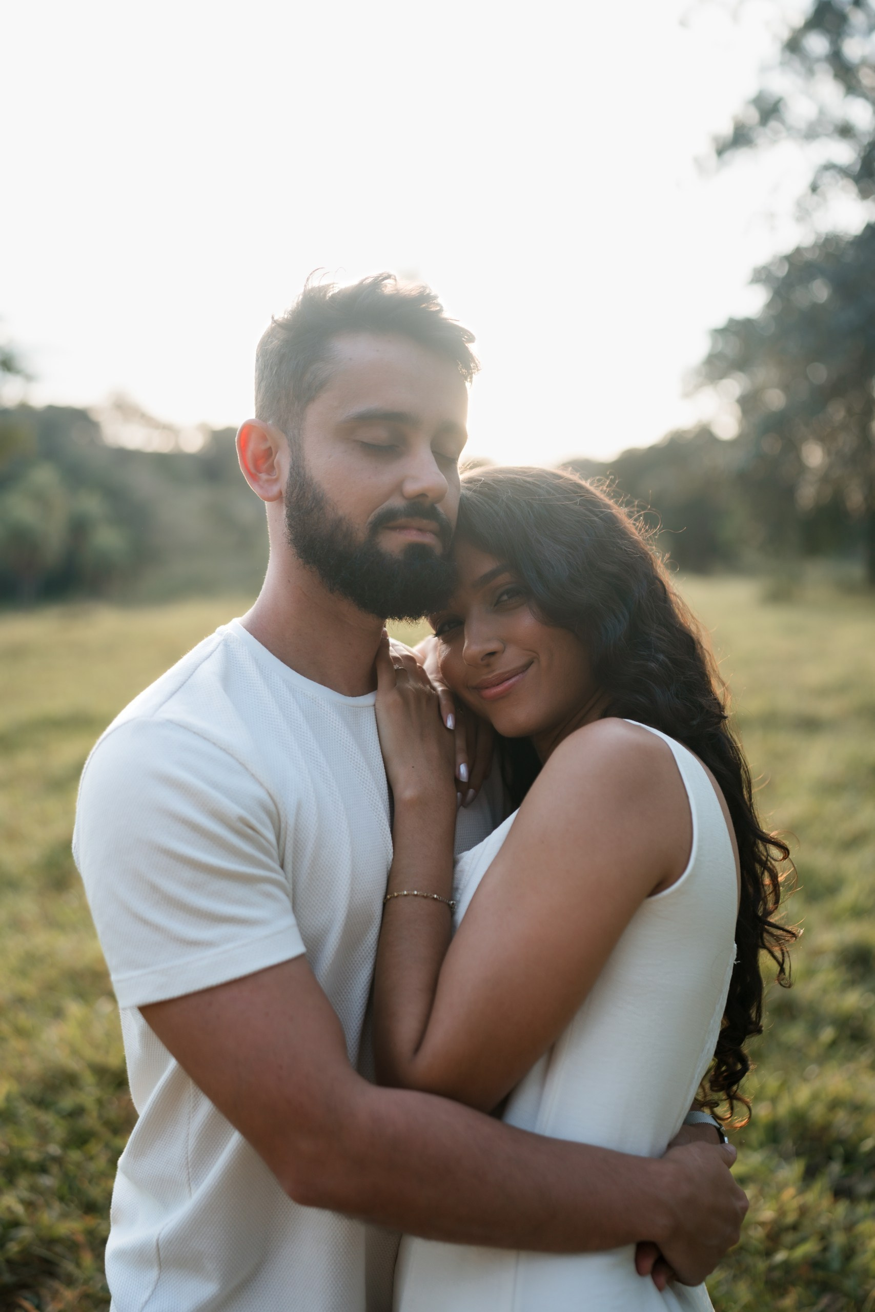 Fotografia de noivado em BH mostrando a conexão entre Diego e Luana em um momento cheio de carinho e significado.