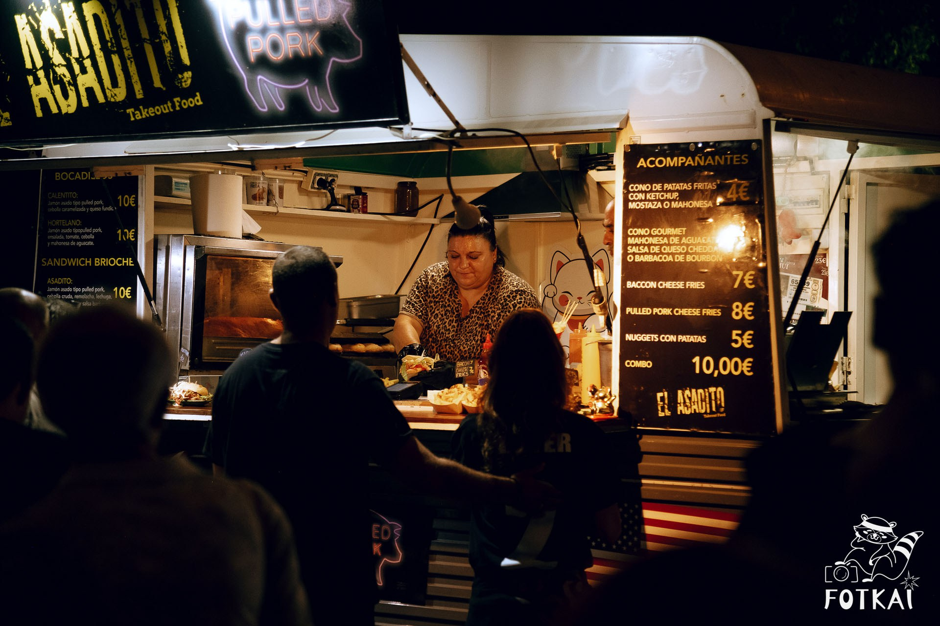 Фотоотчёт Street Food Market Torrevieja — Seguridad Social & Las Hienas DJs | FOTKAI