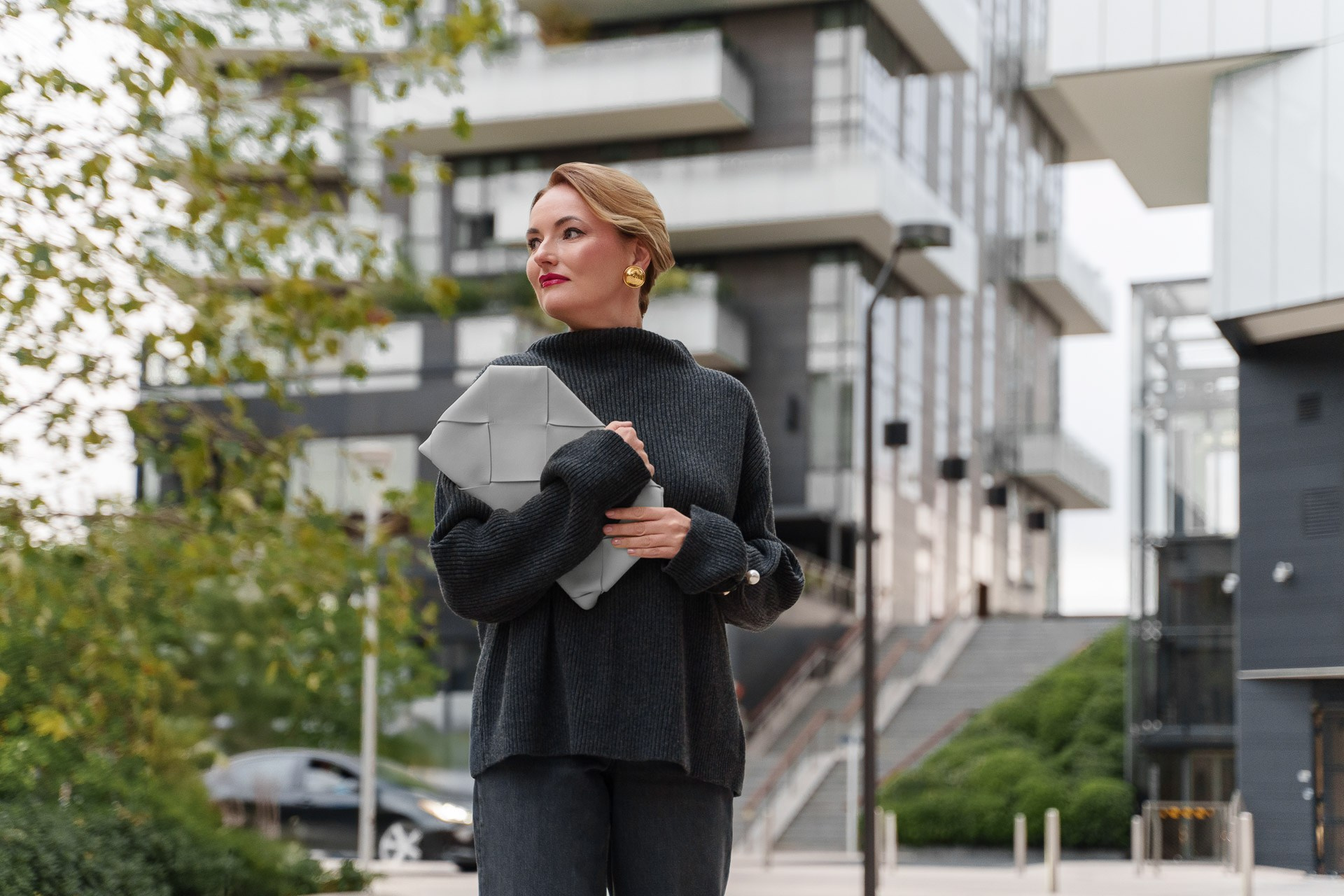 Outdoor business portrait of a professional woman photographed in Milan