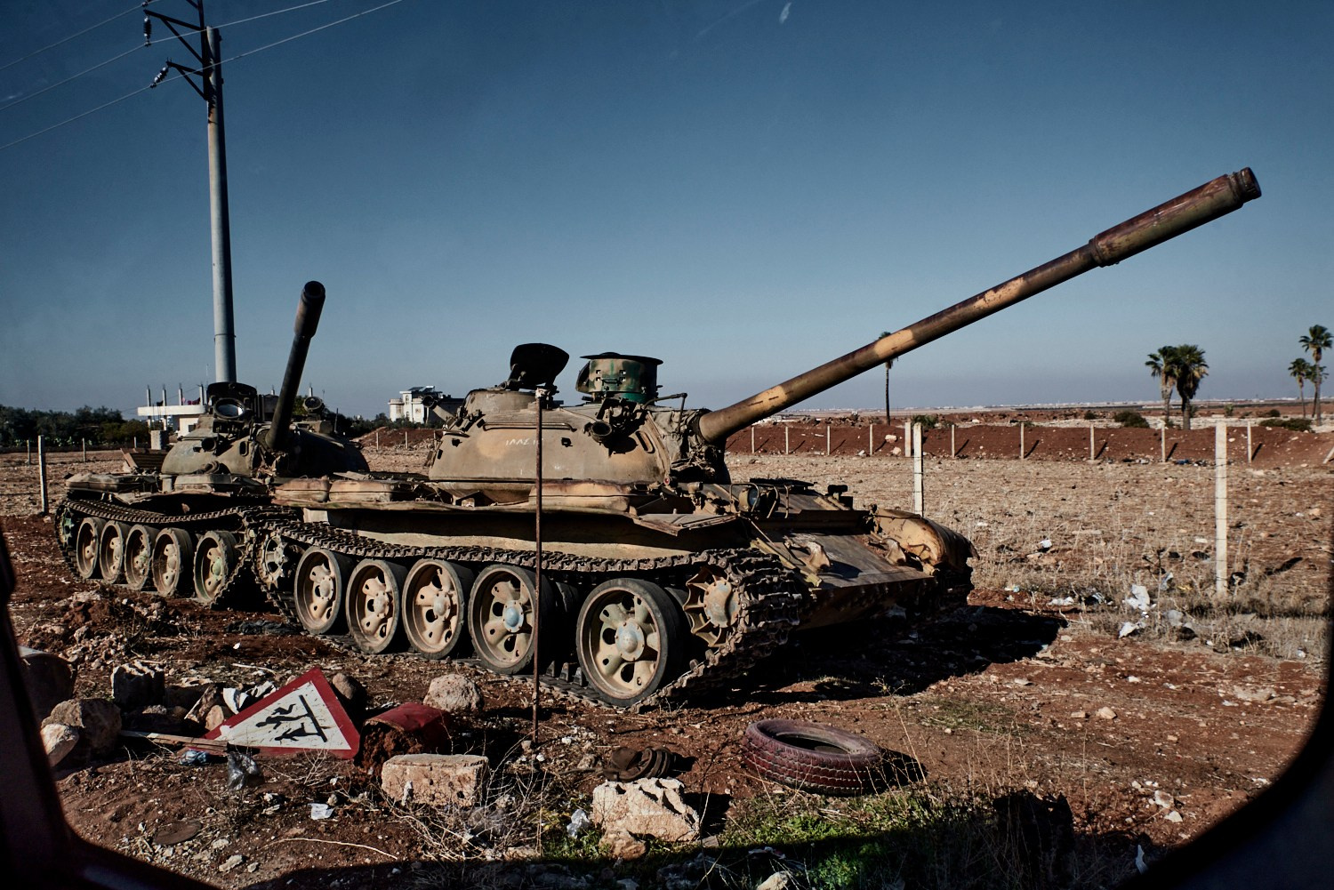 Bosra, 17 décembre 2024 – Carcasses de chars des forces gouvernementales gisant au bord d'une route près de l'entrée de Bosra. Ces véhicules militaires soviétiques ont été abandonnés lorsque les soldats du régime se sont retirés face à l'offensive rebelle ayant conduit à la chute de Bachar al-Assad.