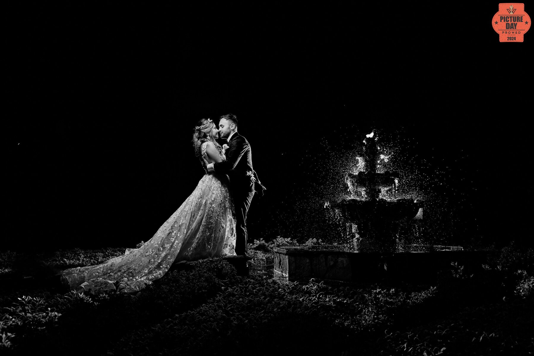 retrato-novia-sonriendo-emocionada-junto-ventanal