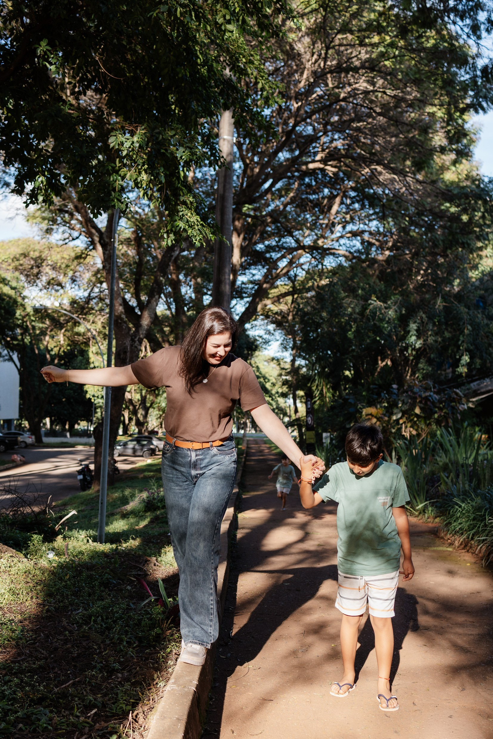 Ensaio mãe e filhos em Brasília • Asa Norte | Fotografia de Família. Fotógrafa em Brasília e Recife | Ensaios de família, gestante e festas infantis — Ize Fotografia