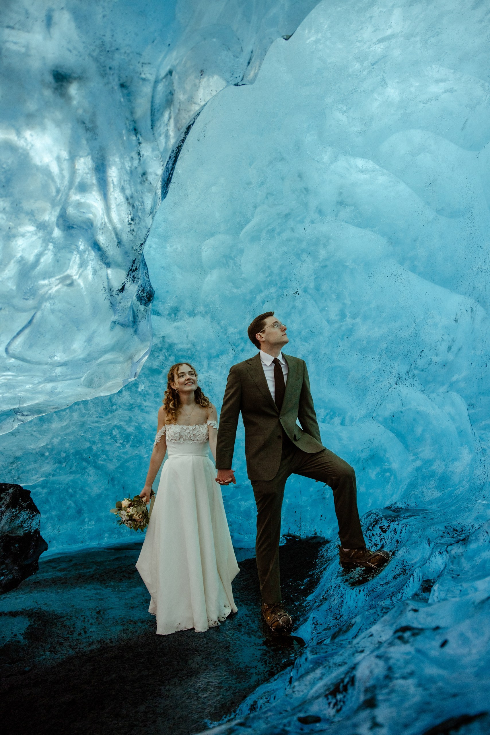 What to pack for Iceland elopement: ultimate Iceland elopement packing list. Iceland elopement photographer & videographer