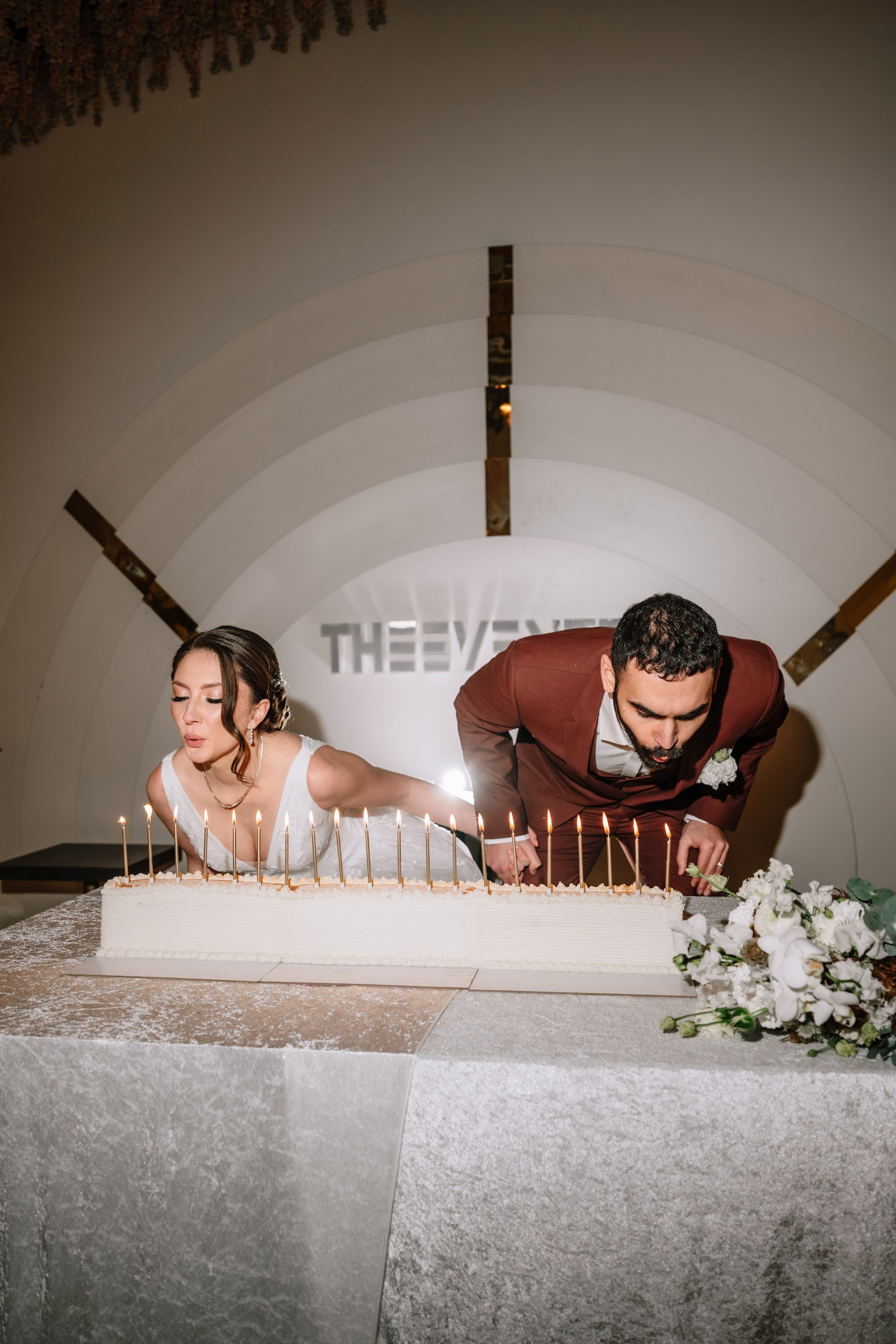 Hochzeitstorte mit Kerzen bei der Hochzeit von Vanessa und Tahar im The Eventery fotografiert von Anna Saribekyan