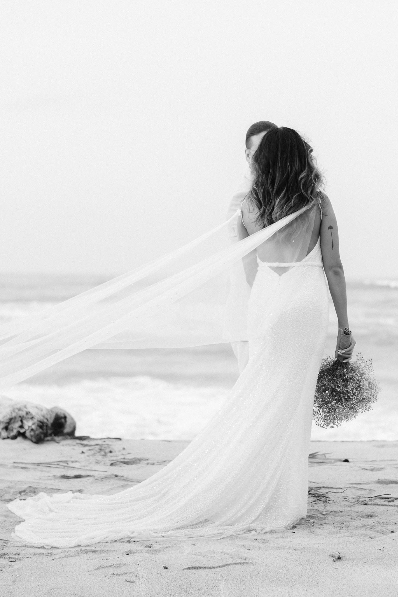 Novia radiante con ramo de novia en bodas Santa Marta - BanderArt Fotografía especializada en bodas, novias y momentos románticos en la costa colombiana