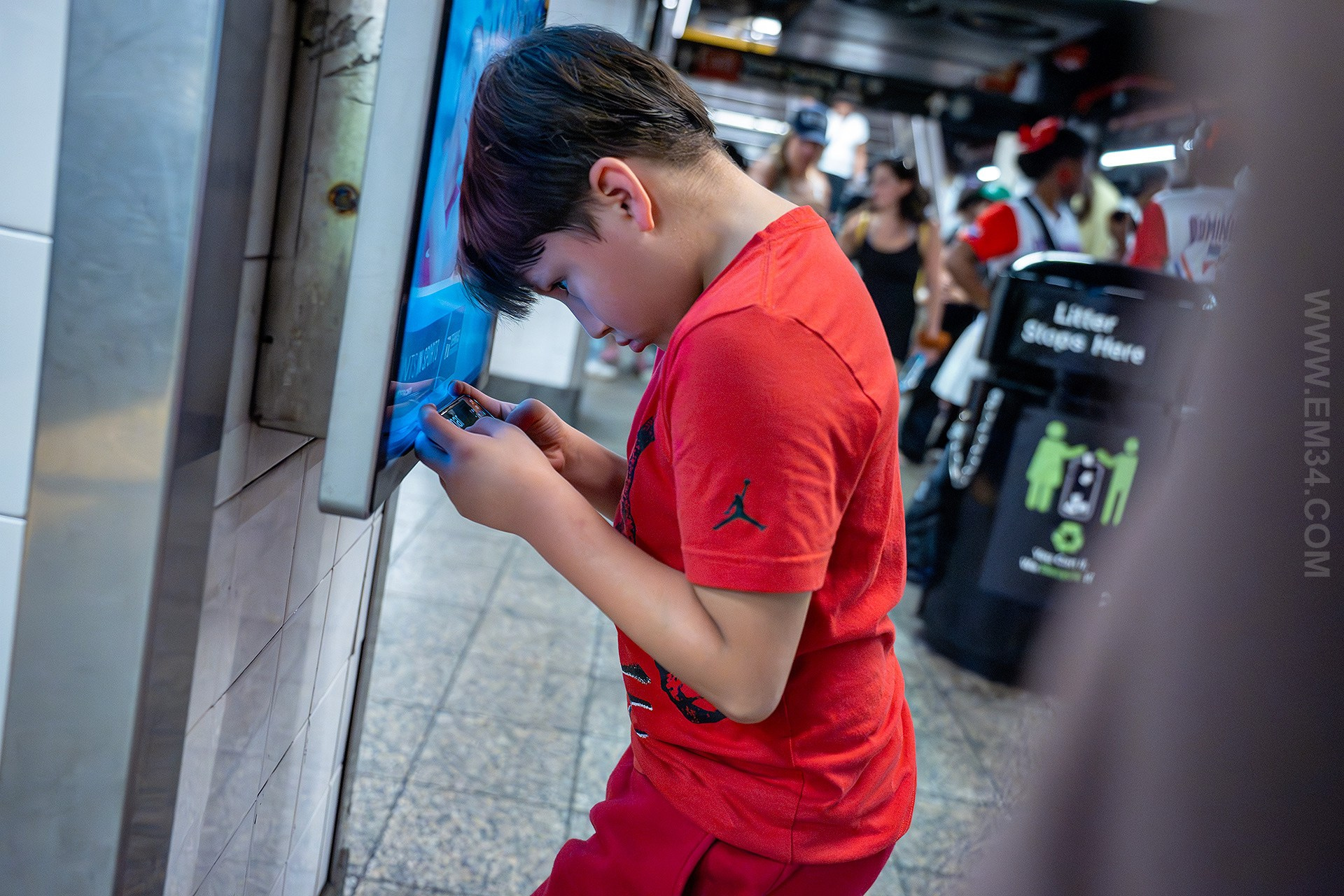 Dominican Day Parade NYC Photos — Sony A9 III + 16-35mm GM Lens Capturing 42nd to 55th Street in Stunning Street Photography. Emin Kuliyev — Award-Winning Wedding Photojournalist NYC & USA | Best Wedding Photographer Known for Candid, Timeless Moments