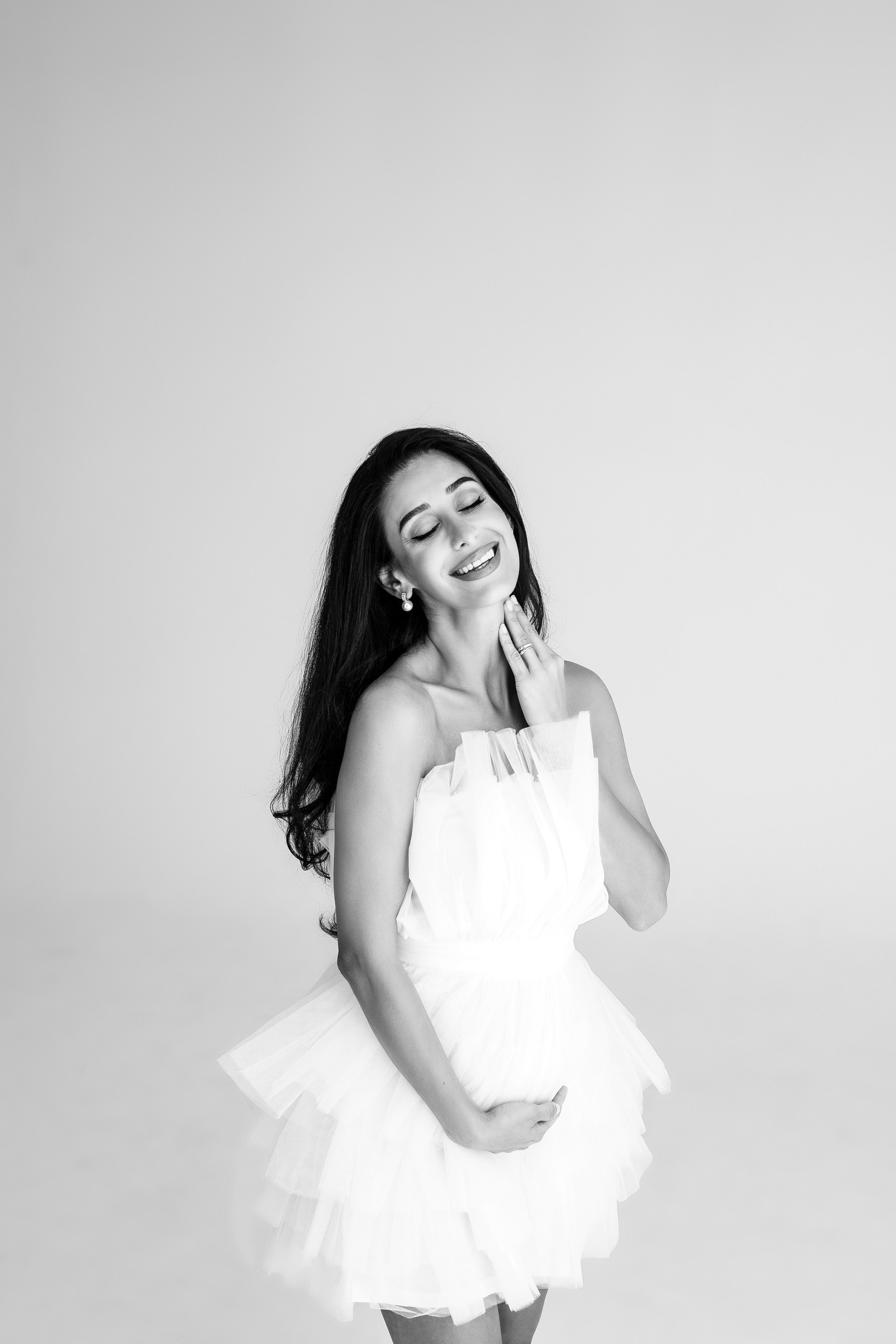 Ideen fürs Shooting der Schwangerschaft im Studio auf weisen Hohlkehle. Heilbronn, Bad Rappenau, Stuttgart