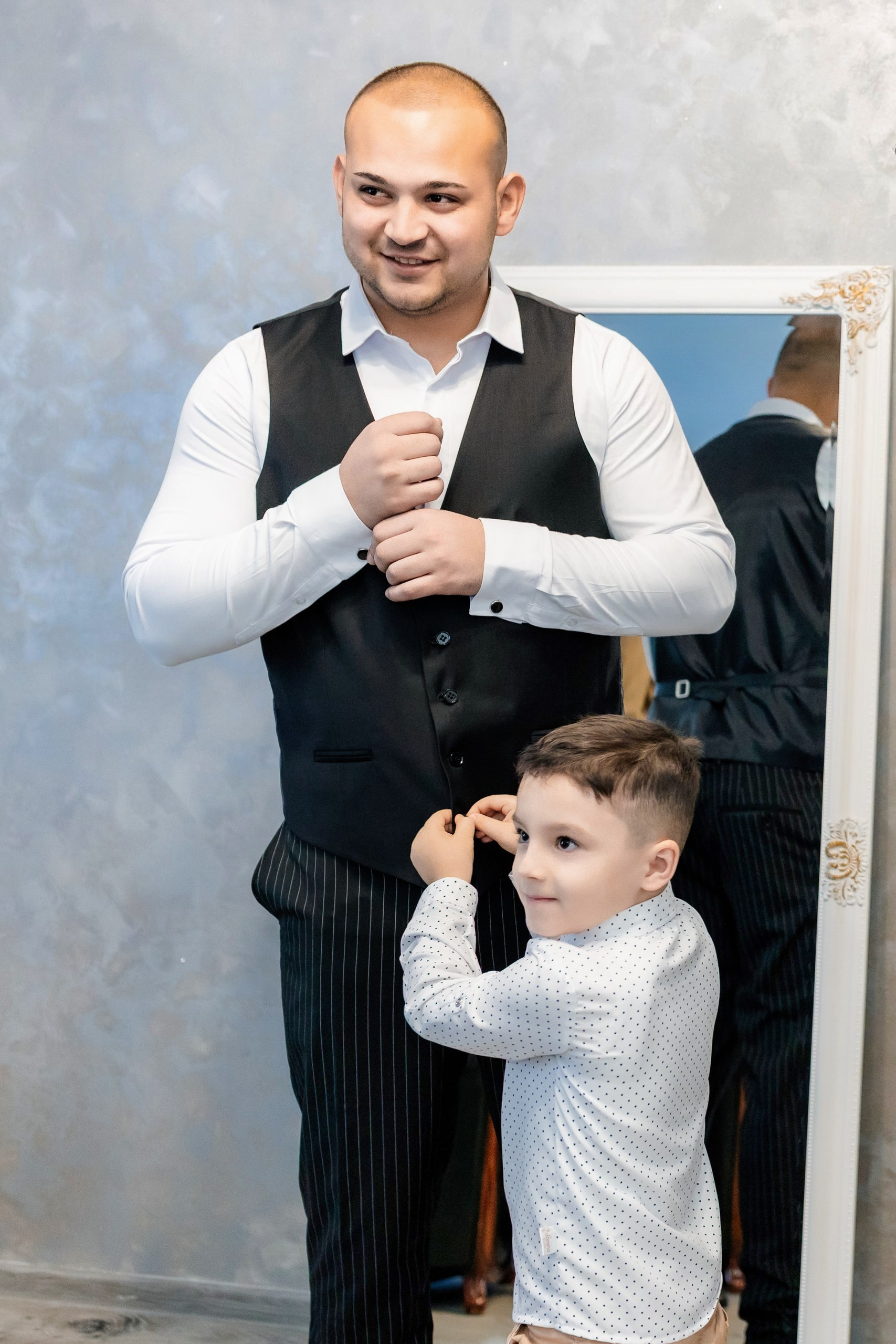 Fotograf nuntă Târgu Neamț – Samuel și Roxana, fotografie autentică realizată de AlinoFotoStudio 2. Fotograf nuntă Iași, Bacău, Suceava și Botoșani – Alin Chirilă surprinzând momente reale de nuntă 3. Fotografie de nuntă cu emoție și credință – AlinoFotoStudio, fotograf povestitor 4. Fotograf profesionist nuntă în Moldova – cadre naturale și pline de emoție 5. Alin Chirilă fotograf nuntă – poveste reală surprinsă prin fotografie 6. Fotograf nuntă cu stil documentar – momente autentice din ziua nunții Pregătiri mireasă acasă – fotografie naturală realizată de Alin Chirilă fotograf nuntă 8. Detalii din ziua nunții – fotograf nuntă Iași și Botoșani, AlinoFotoStudio 9. Emoții din dimineața nunții – fotograf profesionist Moldova 10. Cadre autentice din pregătiri – fotograf nuntă Suceava și Bacău Ceremonie religioasă nuntă – moment emoționant surprins de fotograf Alin Chirilă 12. Nuntă cu valori creștine – fotografie din biserică realizată cu discreție 13. Rugăciune și emoție în ziua nunții – fotograf nuntă Târgu Neamț 14. Legământ în fața lui Dumnezeu – fotografie de nuntă autentică 15. Fotograf nuntă biserică – momente sincere și pline de semnificație Petrecere de nuntă – cadre naturale realizate de AlinoFotoStudio 17. Bucurie și dans la nuntă – fotograf nuntă Iași și împrejurimi 18. Momente autentice de la restaurant – fotograf nuntă Bacău Suceava 19. Atmosferă de nuntă surprinsă discret – Alin Chirilă fotograf -AlinoFotoStudio – fotograf nuntă cu abordare naturală și emoțională 21. Alin Chirilă fotograf – povestitor prin fotografie de nuntă 22. Fotograf nuntă în Moldova – stil documentar și autentic 23. Fotografie de nuntă sinceră și elegantă – AlinoFotoStudio- Fotograf nuntă Iași Bacău Suceava Botoșani – Alin Chirilă AlinoFotoStudio 26. Fotograf nuntă Târgu Neamț și Moldova – fotografie profesională de eveniment 27. Fotograf nuntă cu valori creștine și stil documentar – AlinoFotoStudio - Alin Chirilă – AlinoFotoStudio Fotograf nuntă Iași • Bacău • Suceava • Botoșani - Samuel & Roxana, Târgu Neamț -Momente reale, trăite sincer și păstrate pentru totdeauna.