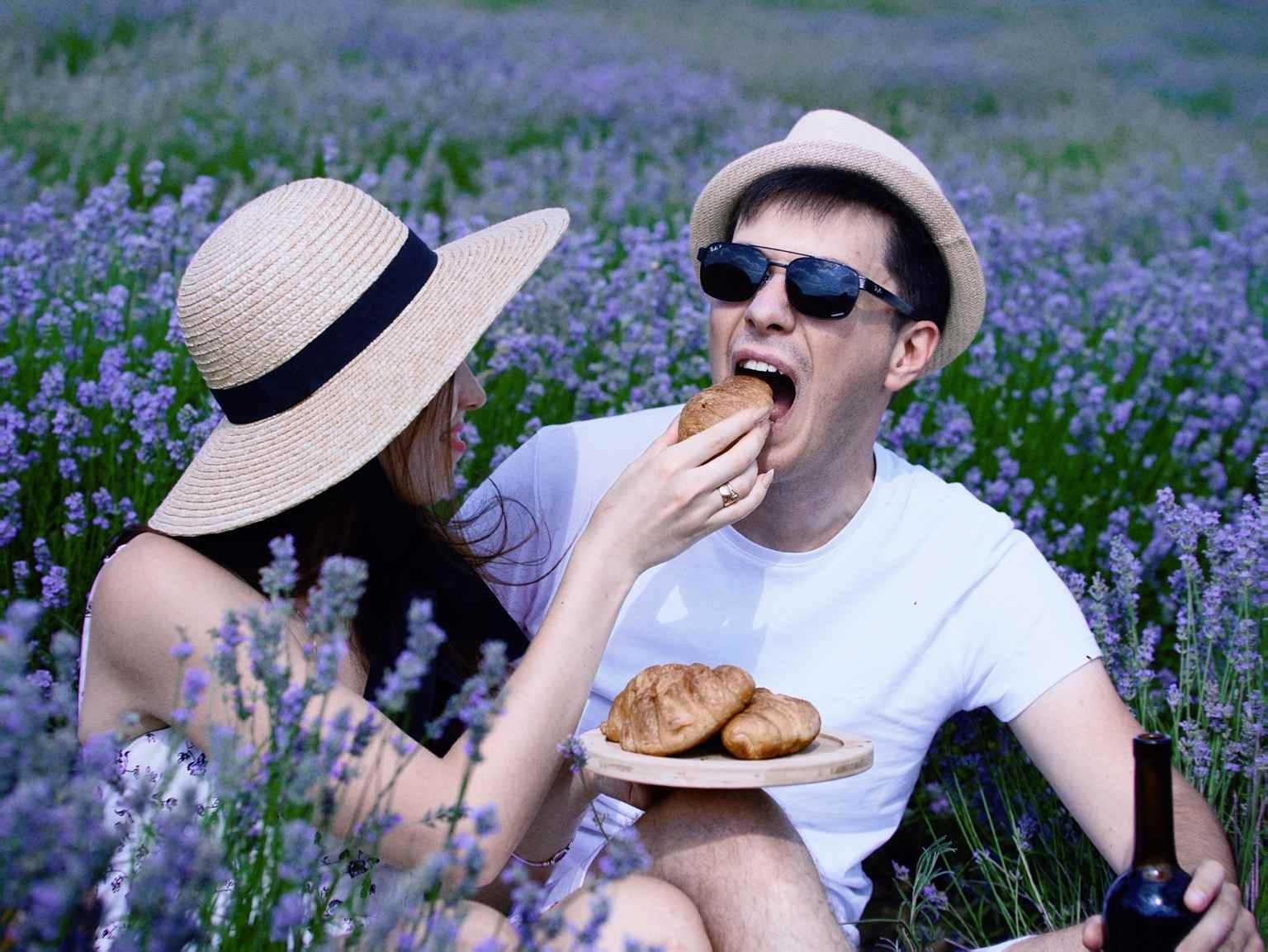 пара в лаванде фотосессия Пловдив лавстори стиль лайфстайл