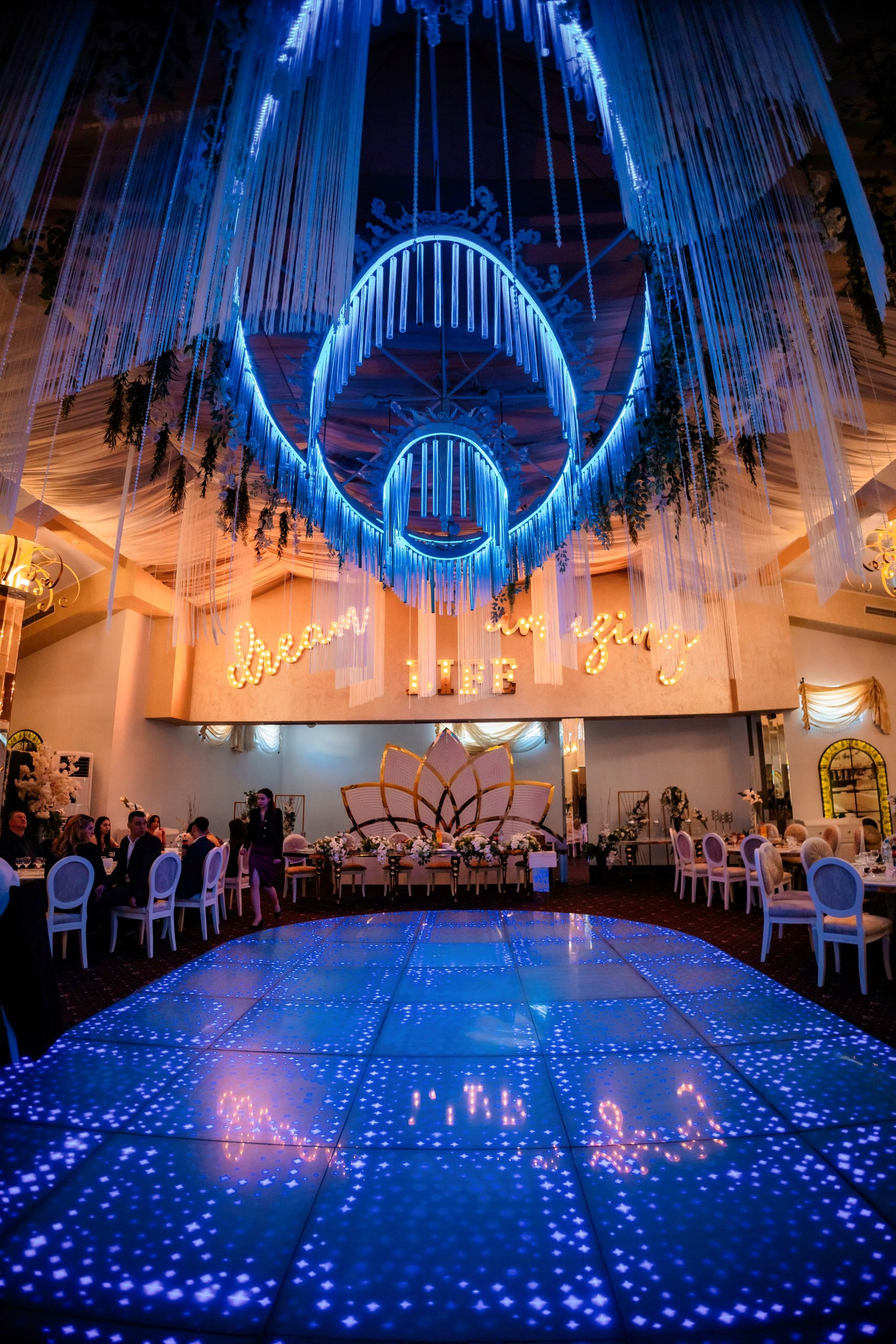 Fotograf nuntă Târgu Neamț – Samuel și Roxana, fotografie autentică realizată de AlinoFotoStudio 2. Fotograf nuntă Iași, Bacău, Suceava și Botoșani – Alin Chirilă surprinzând momente reale de nuntă 3. Fotografie de nuntă cu emoție și credință – AlinoFotoStudio, fotograf povestitor 4. Fotograf profesionist nuntă în Moldova – cadre naturale și pline de emoție 5. Alin Chirilă fotograf nuntă – poveste reală surprinsă prin fotografie 6. Fotograf nuntă cu stil documentar – momente autentice din ziua nunții Pregătiri mireasă acasă – fotografie naturală realizată de Alin Chirilă fotograf nuntă 8. Detalii din ziua nunții – fotograf nuntă Iași și Botoșani, AlinoFotoStudio 9. Emoții din dimineața nunții – fotograf profesionist Moldova 10. Cadre autentice din pregătiri – fotograf nuntă Suceava și Bacău Ceremonie religioasă nuntă – moment emoționant surprins de fotograf Alin Chirilă 12. Nuntă cu valori creștine – fotografie din biserică realizată cu discreție 13. Rugăciune și emoție în ziua nunții – fotograf nuntă Târgu Neamț 14. Legământ în fața lui Dumnezeu – fotografie de nuntă autentică 15. Fotograf nuntă biserică – momente sincere și pline de semnificație Petrecere de nuntă – cadre naturale realizate de AlinoFotoStudio 17. Bucurie și dans la nuntă – fotograf nuntă Iași și împrejurimi 18. Momente autentice de la restaurant – fotograf nuntă Bacău Suceava 19. Atmosferă de nuntă surprinsă discret – Alin Chirilă fotograf -AlinoFotoStudio – fotograf nuntă cu abordare naturală și emoțională 21. Alin Chirilă fotograf – povestitor prin fotografie de nuntă 22. Fotograf nuntă în Moldova – stil documentar și autentic 23. Fotografie de nuntă sinceră și elegantă – AlinoFotoStudio- Fotograf nuntă Iași Bacău Suceava Botoșani – Alin Chirilă AlinoFotoStudio 26. Fotograf nuntă Târgu Neamț și Moldova – fotografie profesională de eveniment 27. Fotograf nuntă cu valori creștine și stil documentar – AlinoFotoStudio - Alin Chirilă – AlinoFotoStudio Fotograf nuntă Iași • Bacău • Suceava • Botoșani - Samuel & Roxana, Târgu Neamț -Momente reale, trăite sincer și păstrate pentru totdeauna.