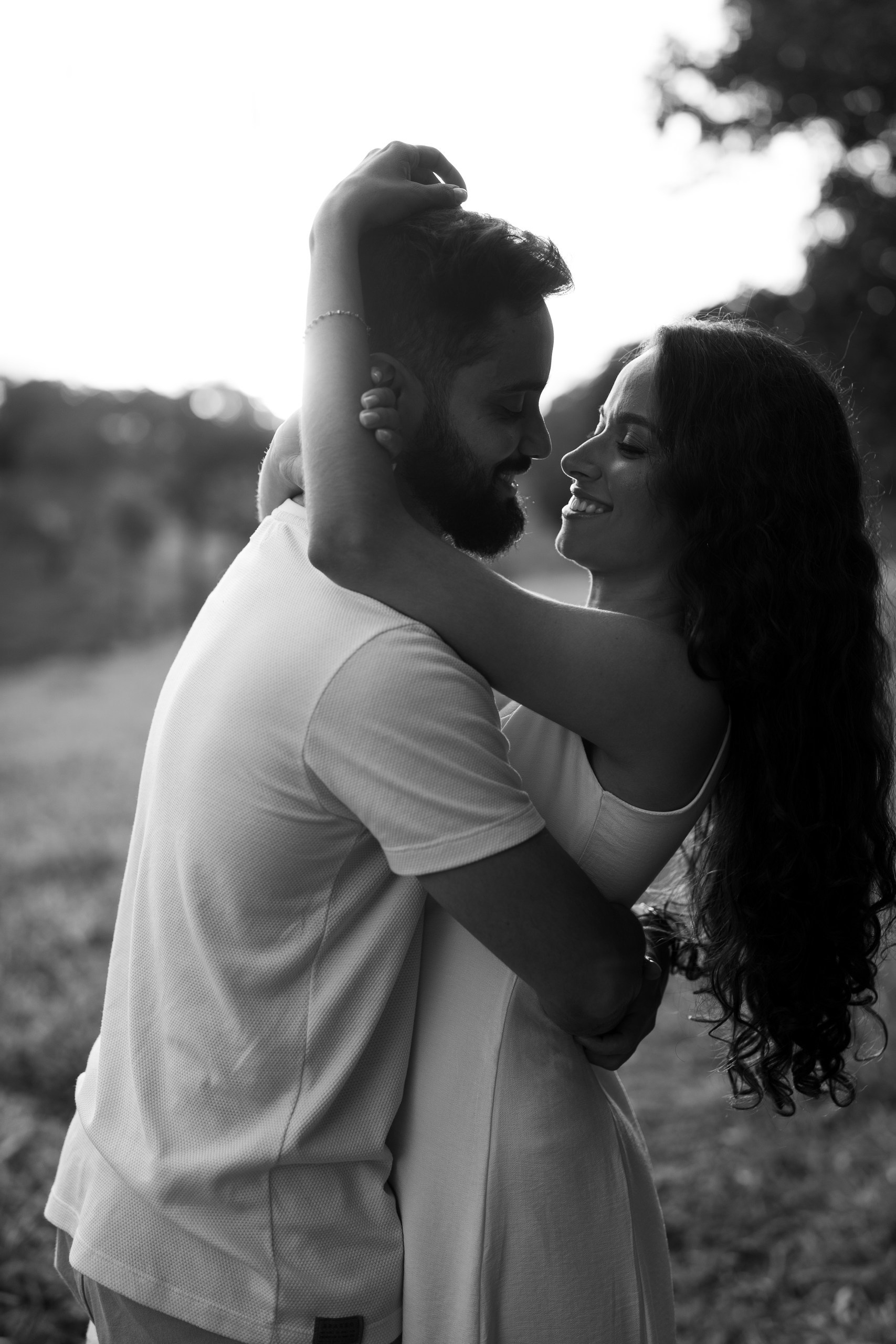 Ensaio de noivado de Diego e Luana em Minas Gerais, revelando a cumplicidade e a essência do relacionamento.