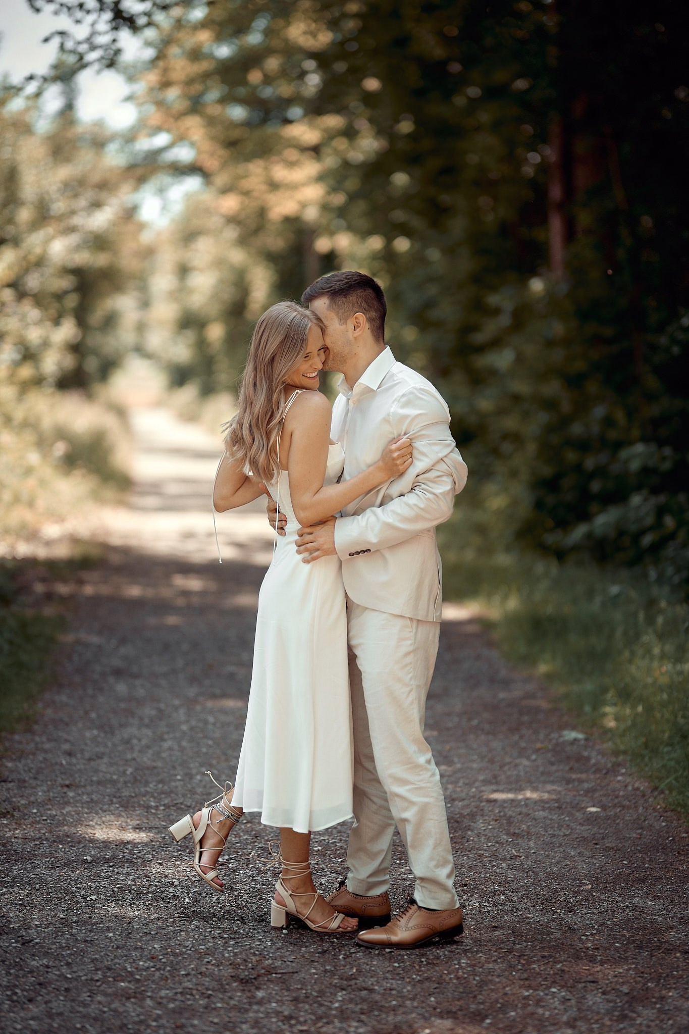 Sabrina & Max beim emotionalen Hochzeitsshooting im Waldstück nahe dem Kurpark Bad Saulgau – voller Leichtigkeit und echter Verbindung.