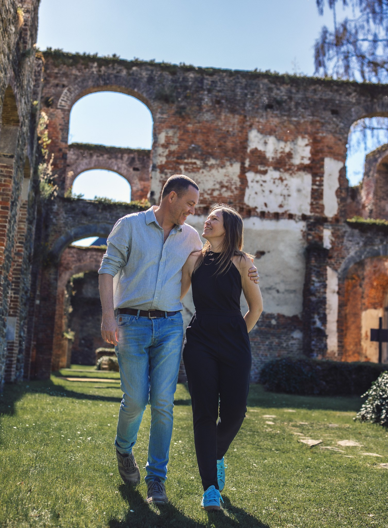 Editorial koppelshoot in de Abdij van Villers-la-Ville met romantisch licht - Kapture Fotografie