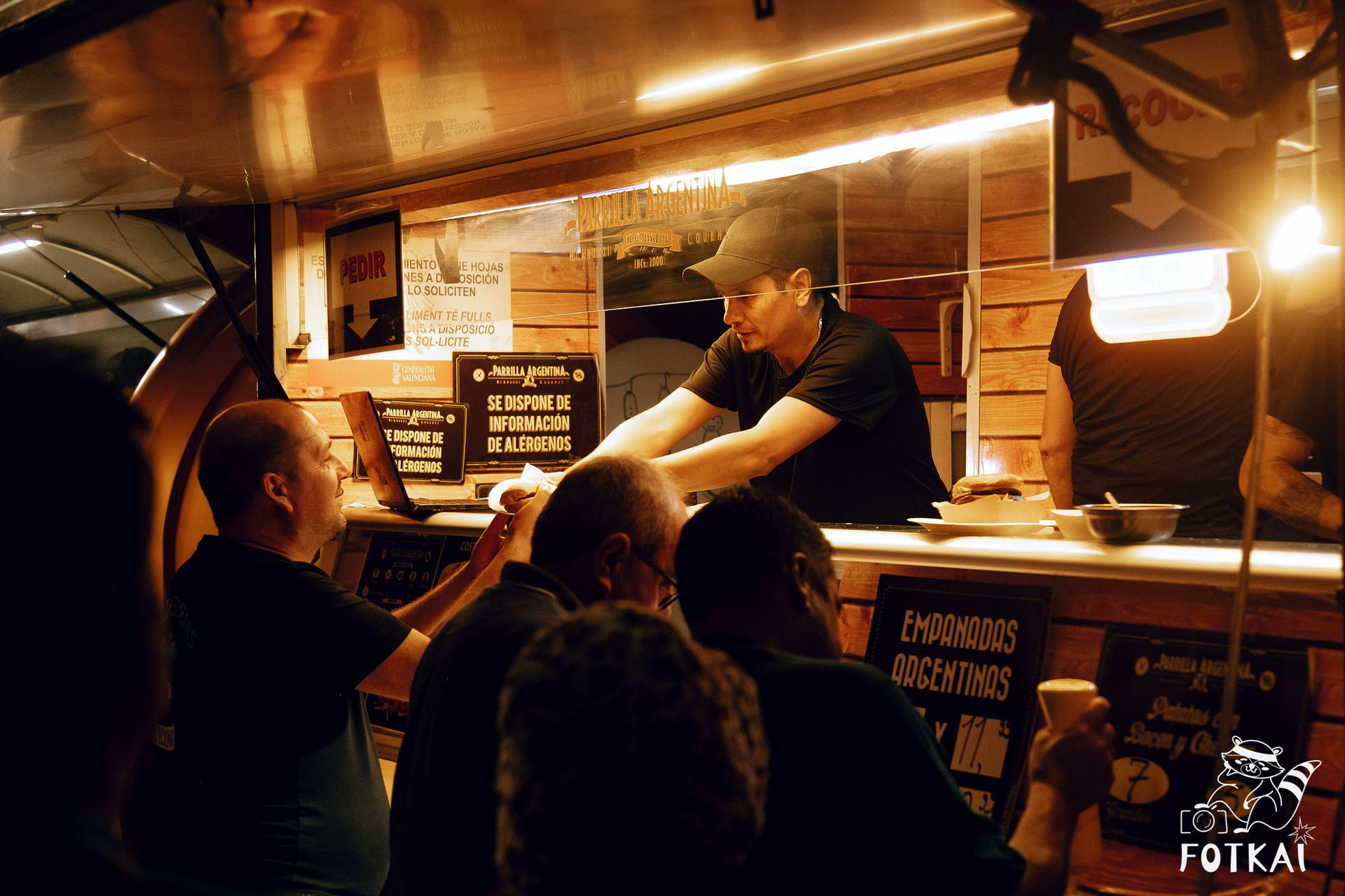 Фотоотчёт Street Food Market Torrevieja — Seguridad Social & Las Hienas DJs | FOTKAI