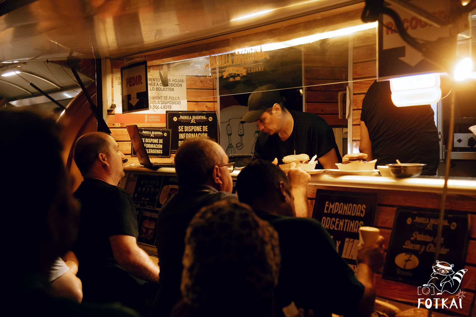 Фотоотчёт Street Food Market Torrevieja — Seguridad Social & Las Hienas DJs | FOTKAI