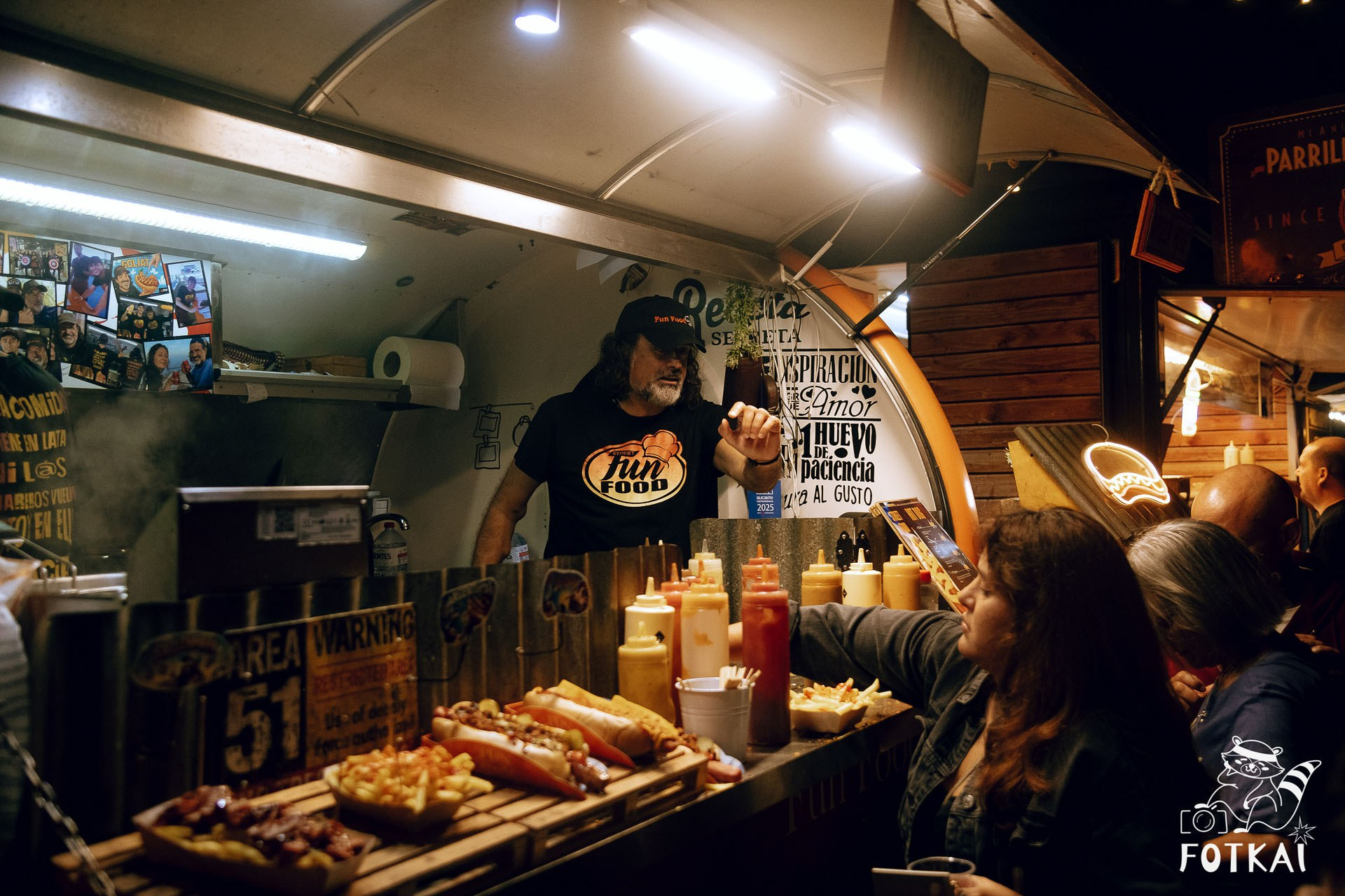 Фотоотчёт Street Food Market Torrevieja — Seguridad Social & Las Hienas DJs | FOTKAI