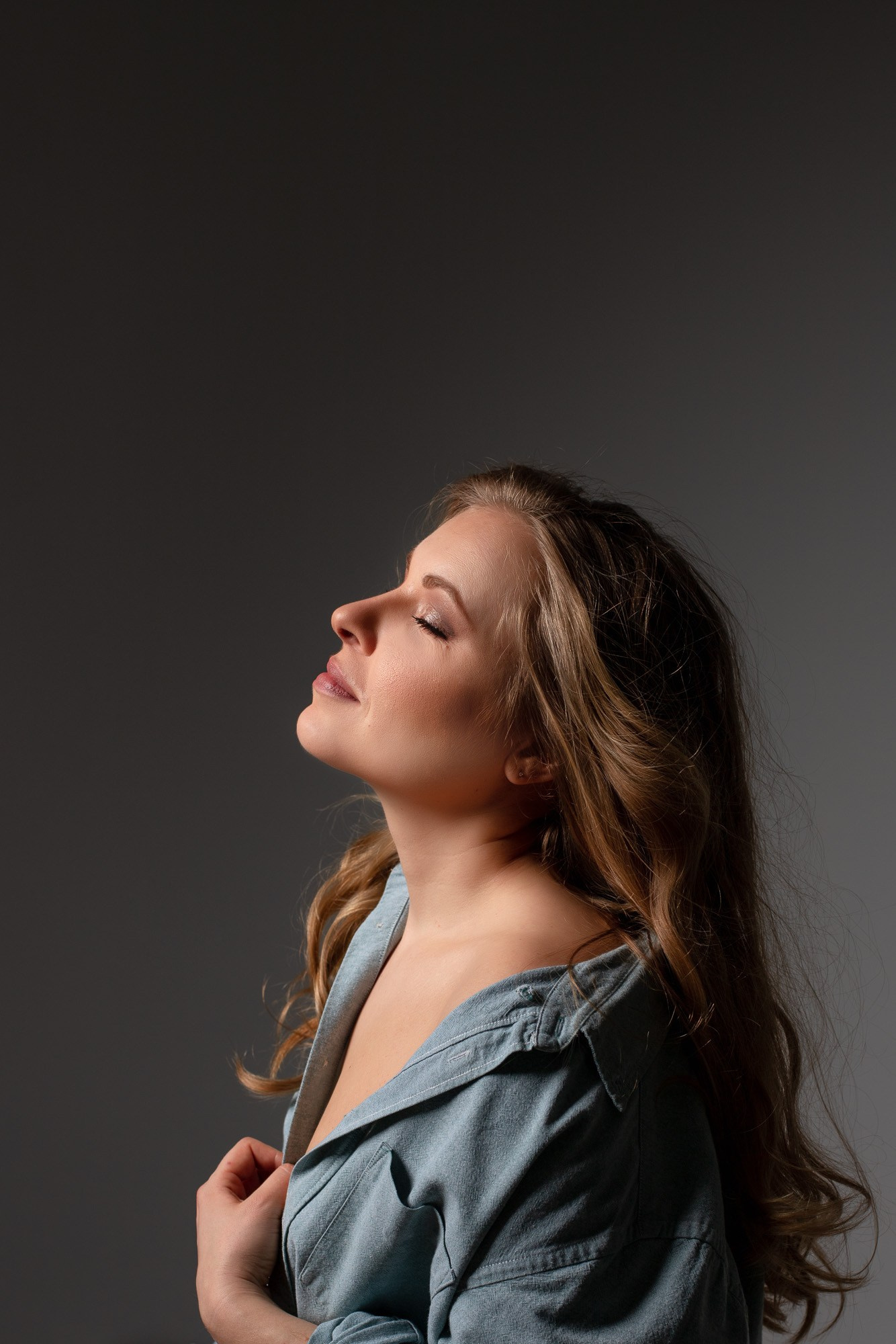 Studio und Kunstlicht shooting. Blonde Frau im Hemd. Frauen Fotografie in Heilbronn, Stuttgart, Heidelberg, Öhringen.