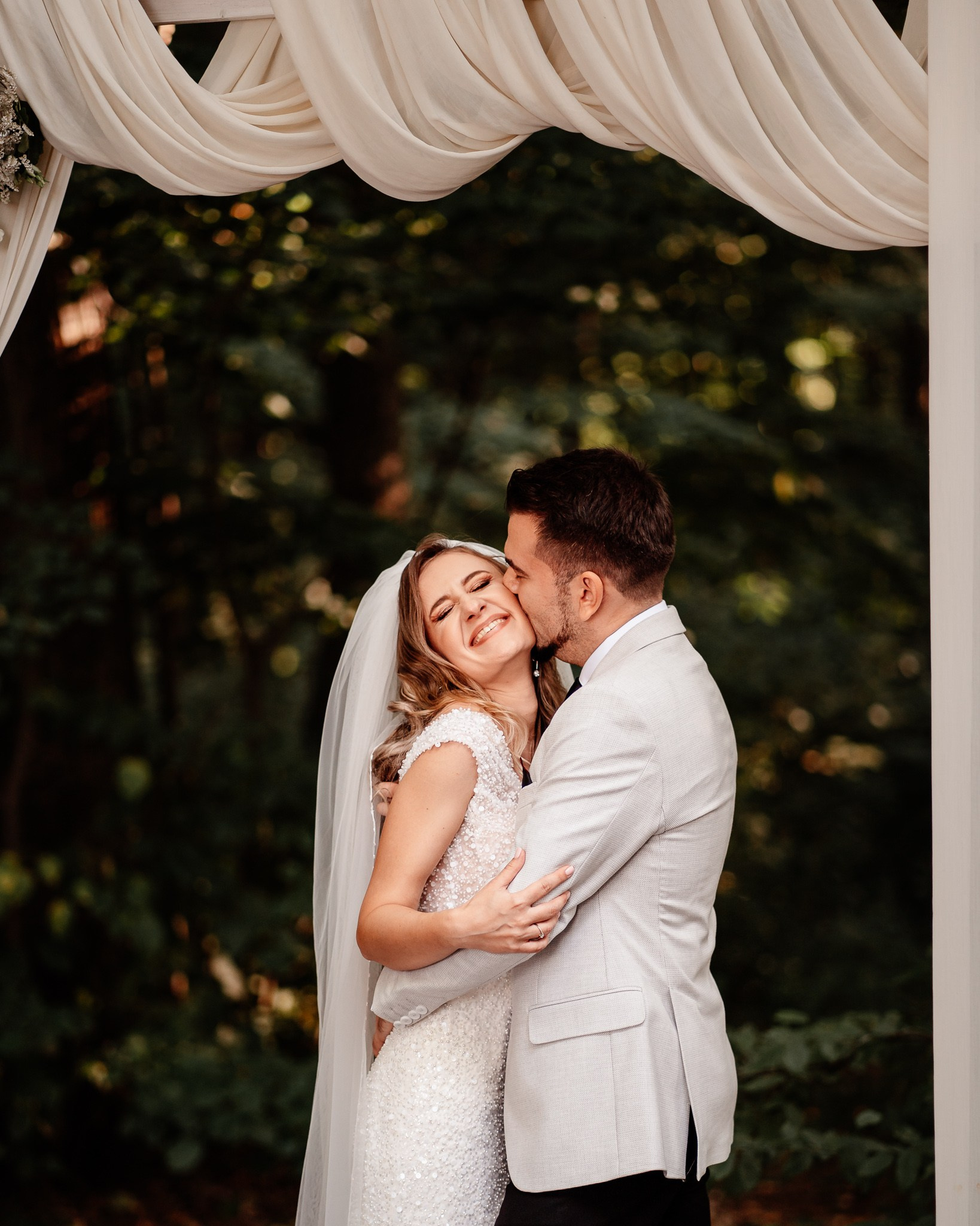 Ghidul Tau Complet pentru Alegerea Fotografului Potrivit | Mihai Popa Fotograf. Fotograf Nuntă & Botez București - Mihai Popa | Dincolo de oameni, imortalizez emoții!