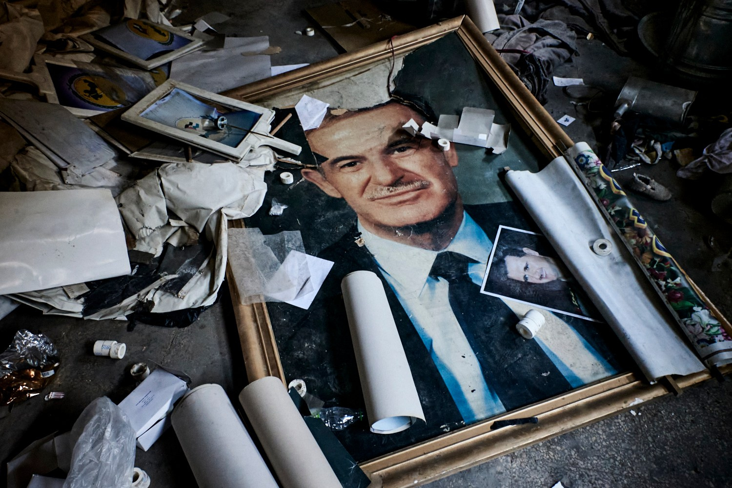 Damas, 18 décembre 2024 – Un portrait de Hafez al-Assad décroché et piétiné, dans un bureau de la Branche Palestine de l'ancienne police secrète du régime. Ce complexe, dans lequel des actes de torture étaient fréquemment commis, a été pillé après la chute de la dictature, quelques jours auparavant.