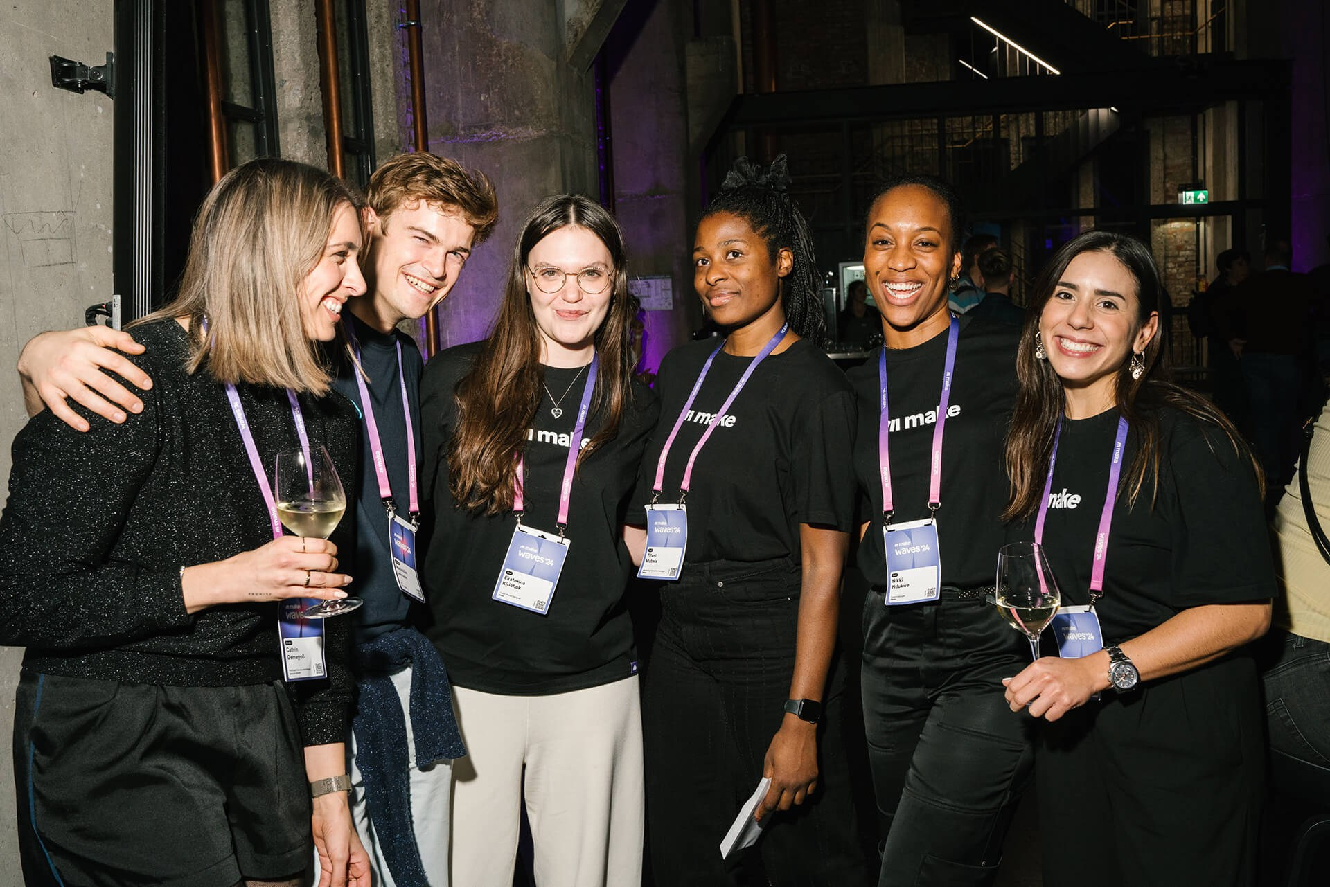 Teilnehmende lächeln für ein Foto während eines Networking-Events